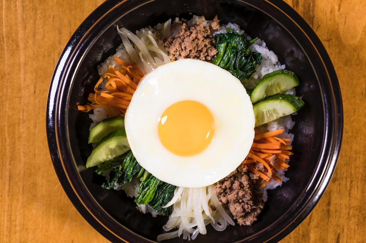 Photo d'un bibimbap, plat coréen traditionnel.