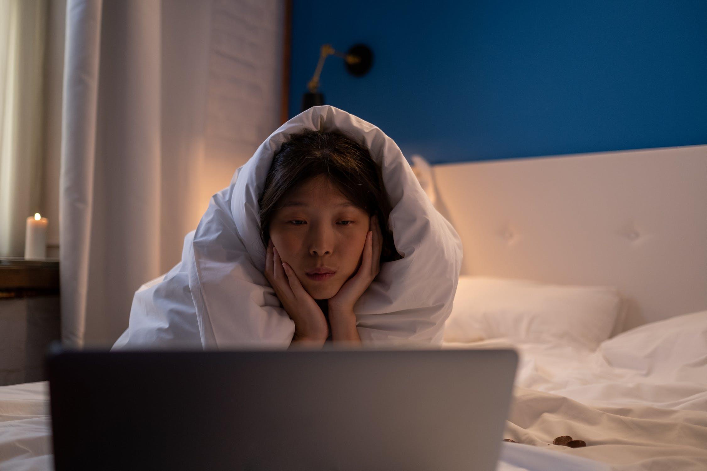 Une personne regarde un film coréen sur son ordinateur.