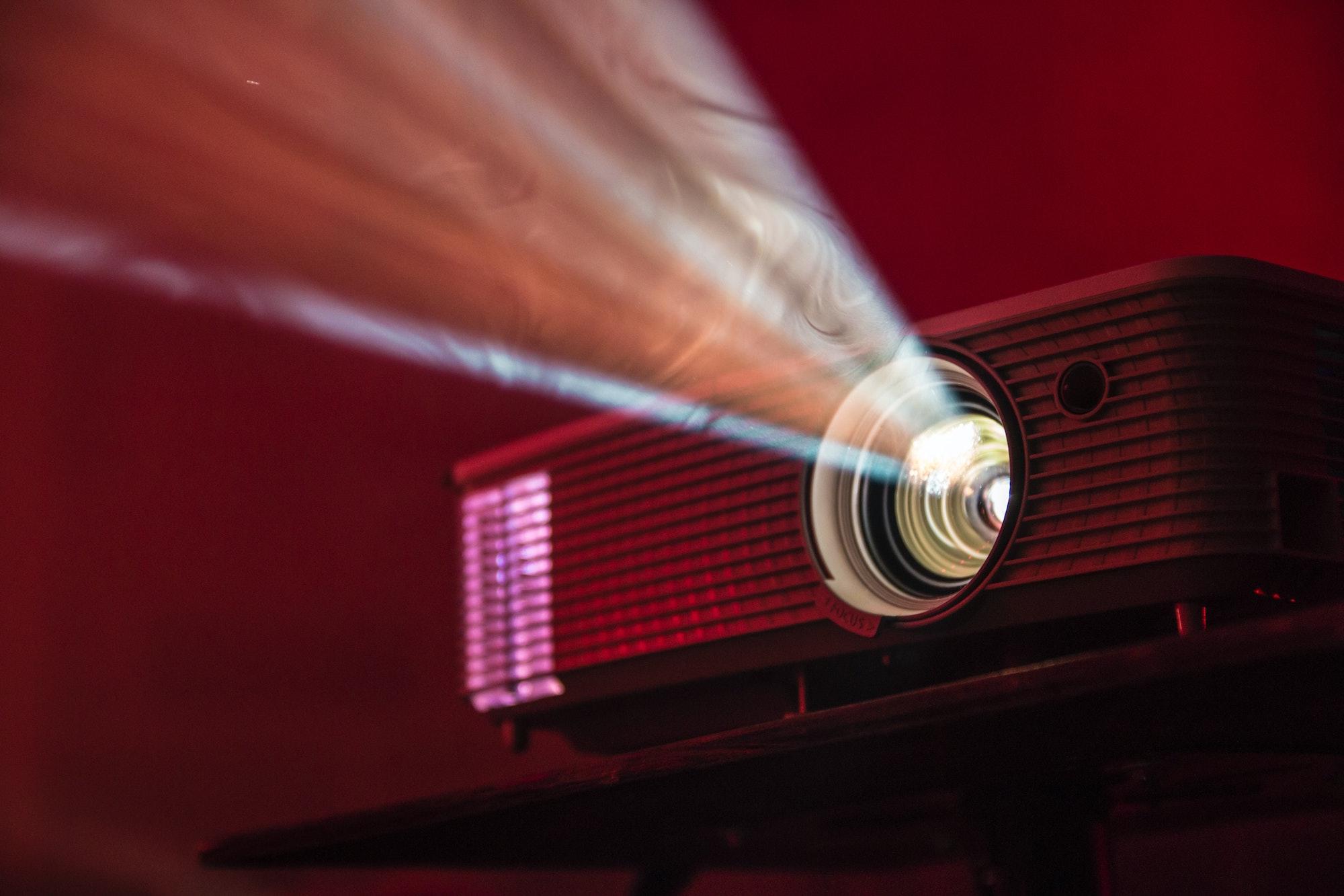 Rétroprojecteur diffusant un film.