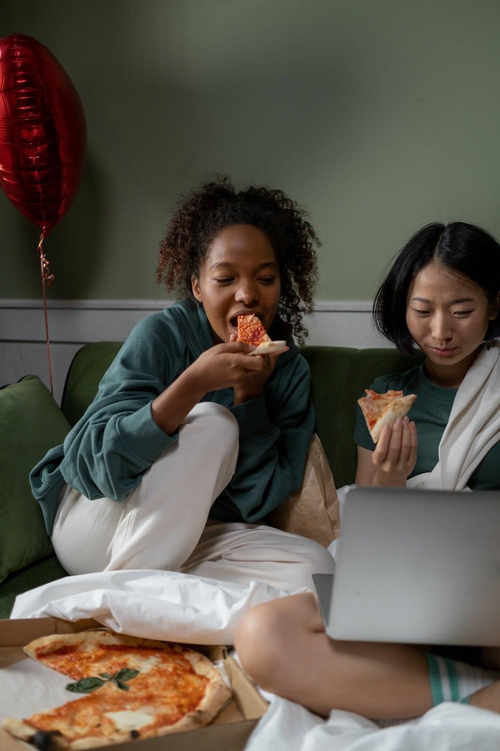 Deux amies regardent une série coréenne. 