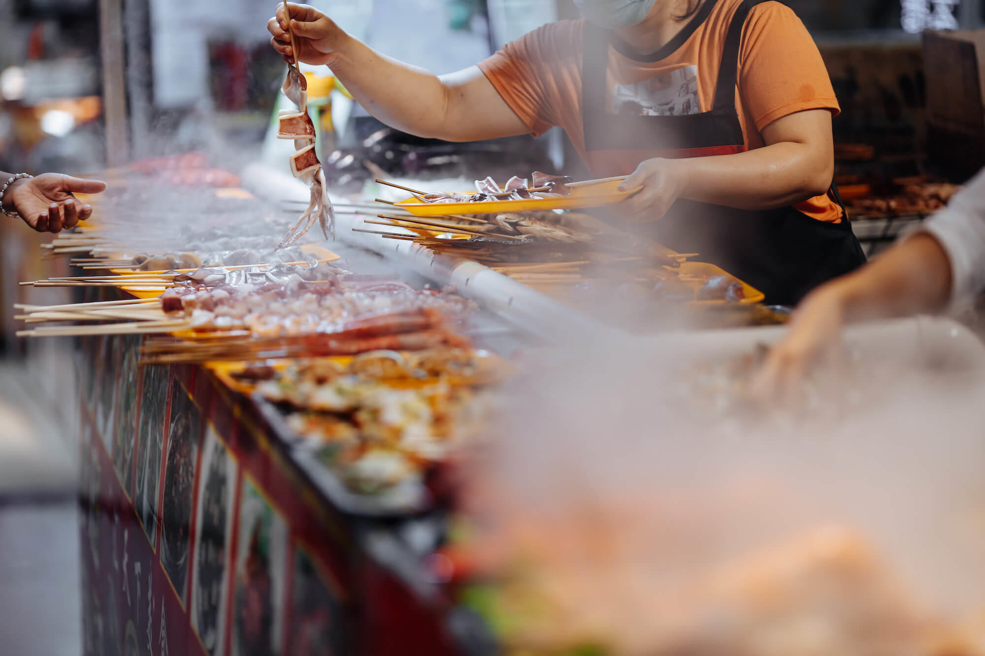 Nourritures étalées sur un marché de streetfood asiatique.