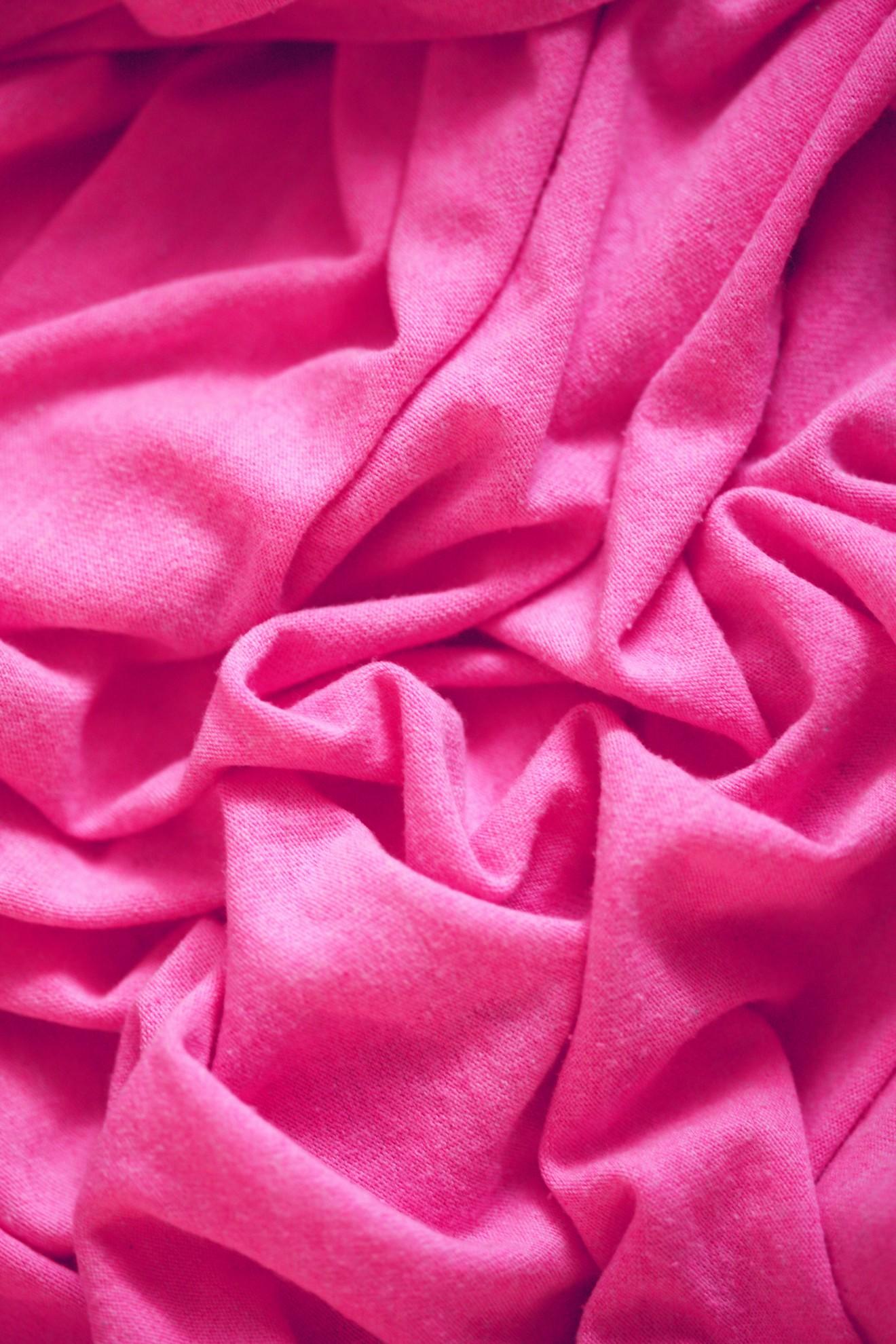 Une étole rose fuchsia.
