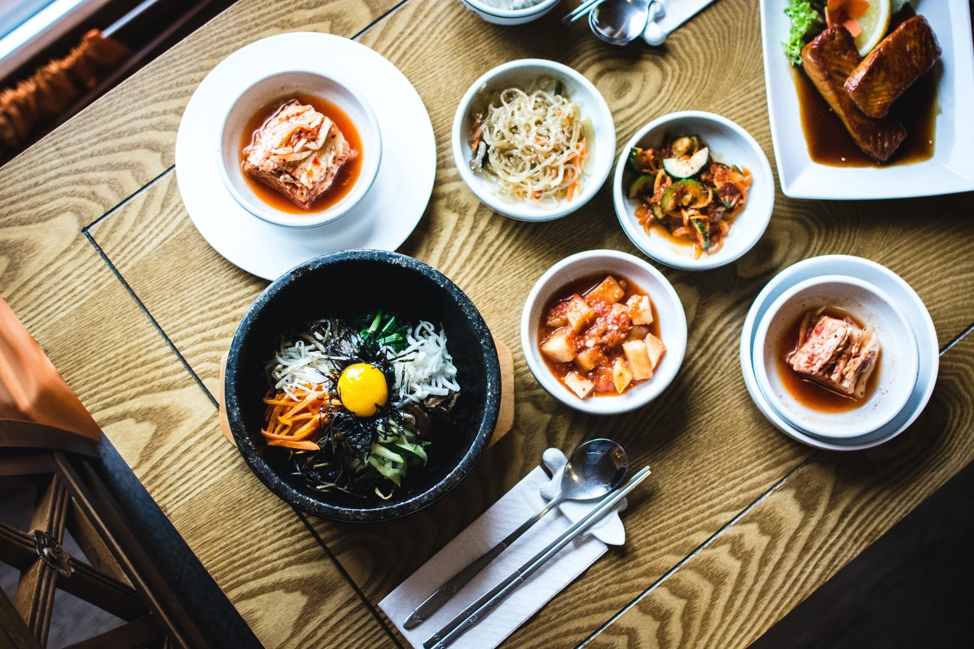 Kimchi coréen présenté dans différents plats