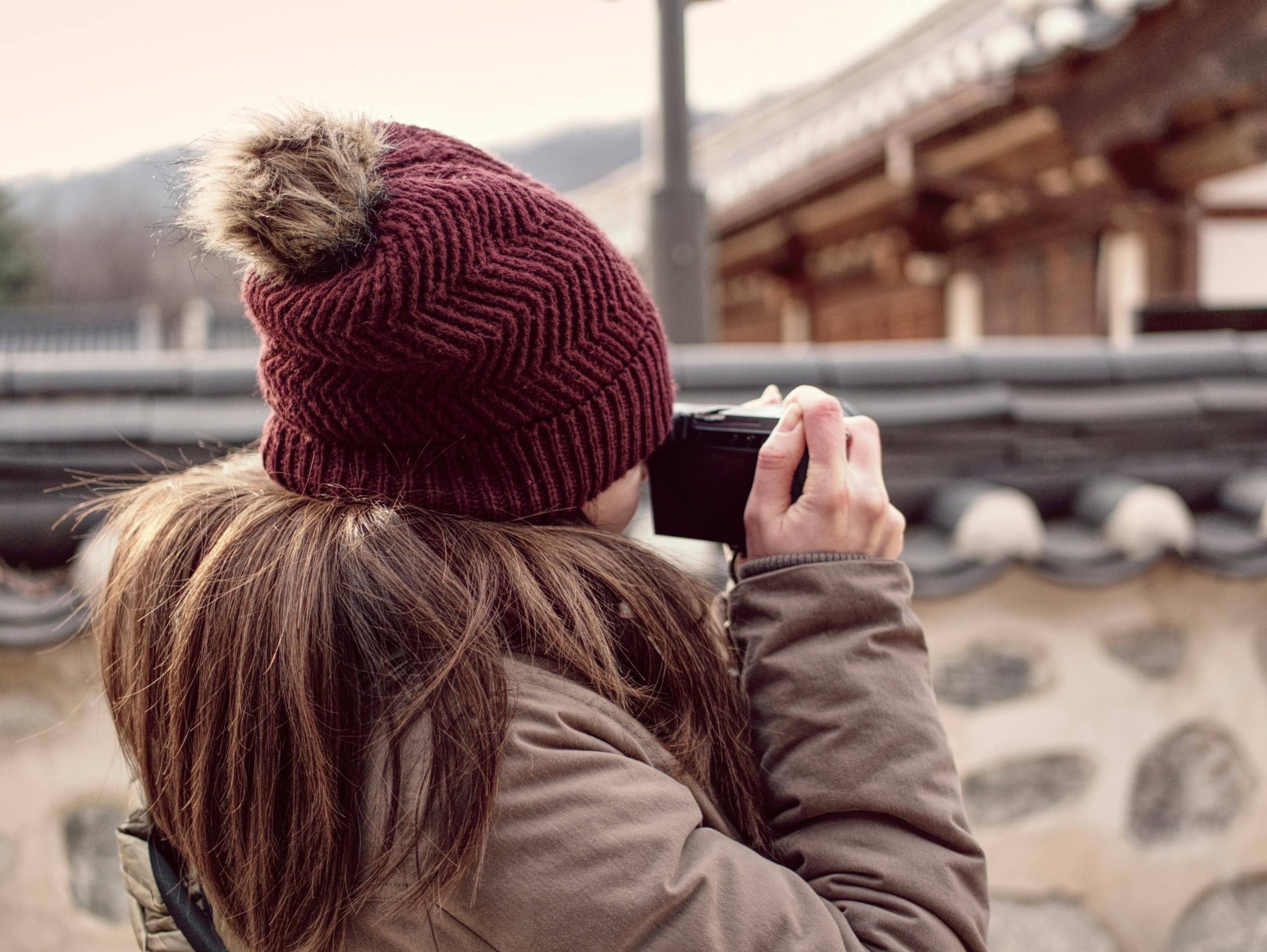 Une fille photographie les rues de la Corée