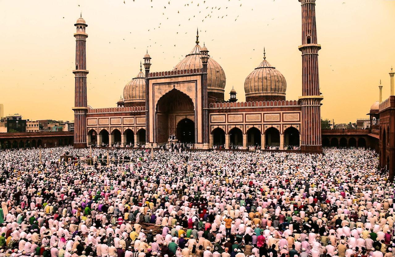 Mosquée et milliers de personnes priant devant pendant le Ramadan.