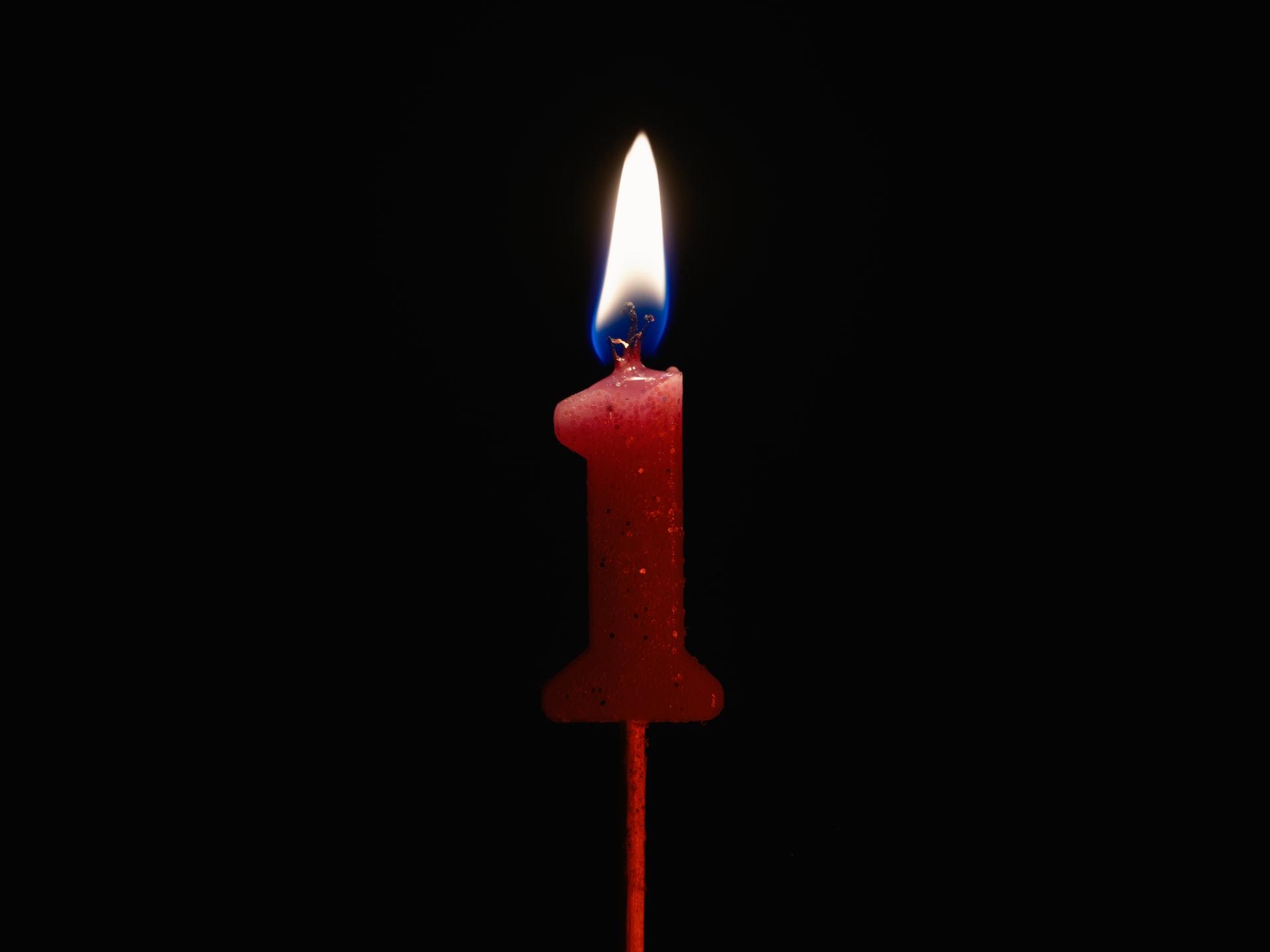 bougie d'anniversaire rouge allumée 