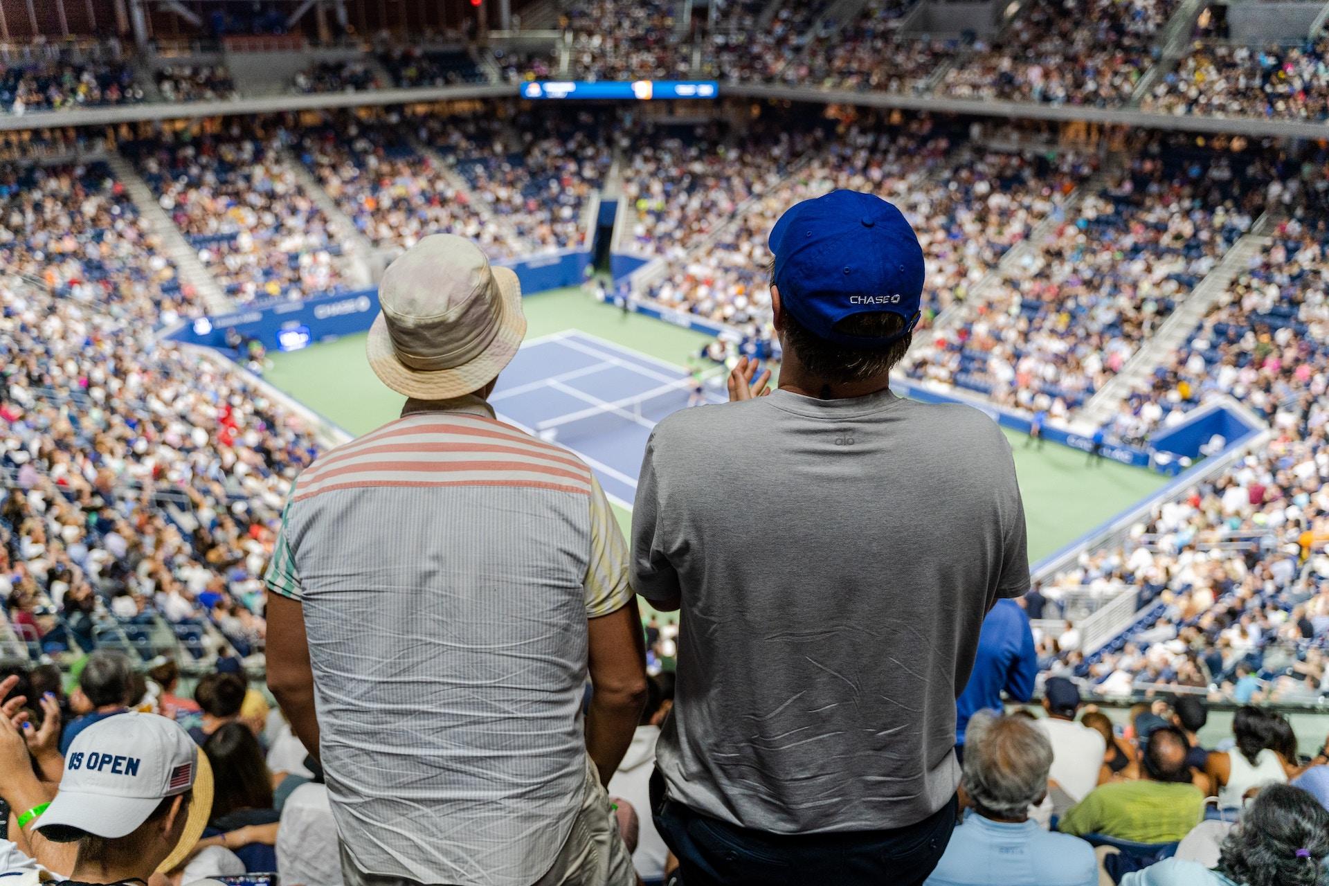 deux hommes qui regardent l'us open 