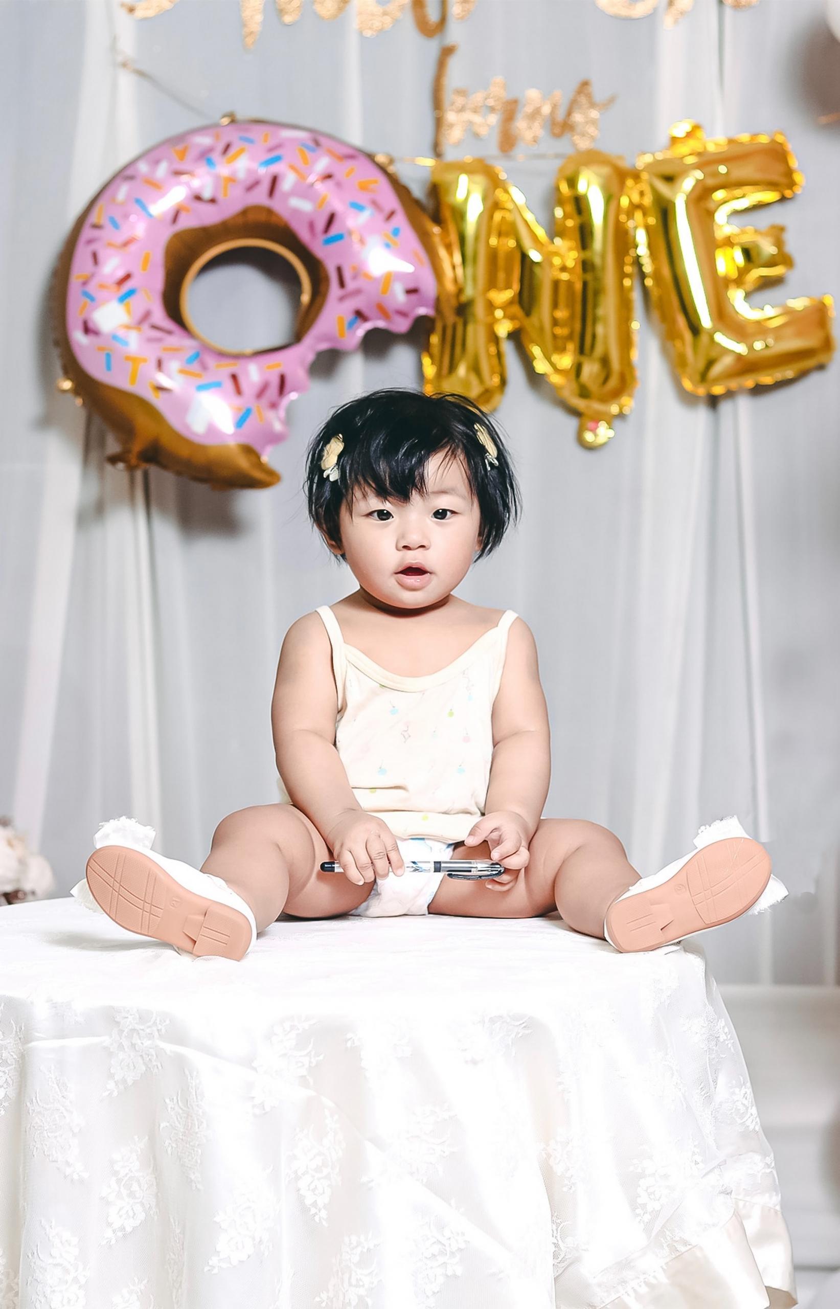 bébé en photoshoot pour son anniversaire 