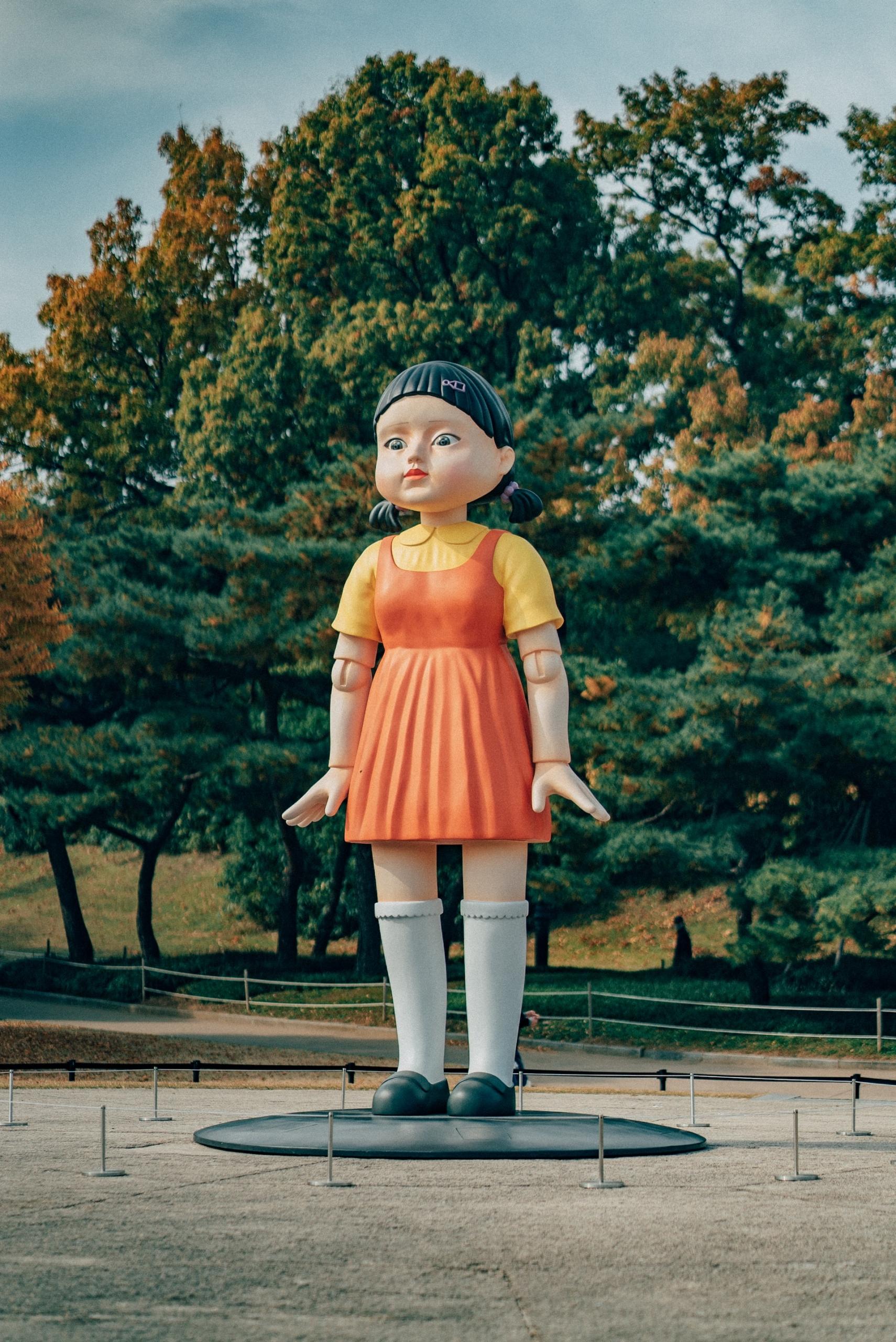 Grande poupée traditionnelle coréenne dans un parc 
