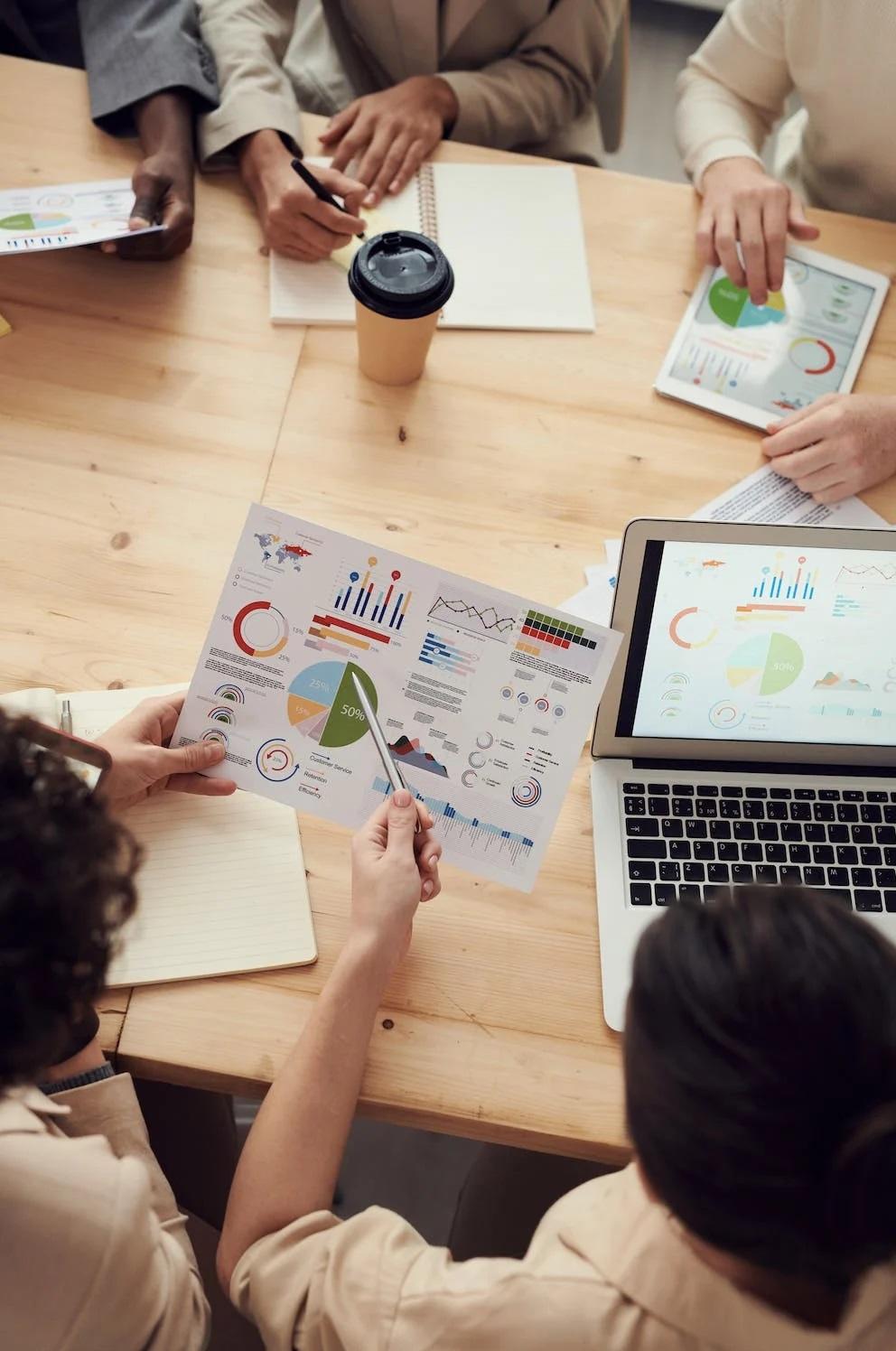 Des comptables travaillent sur un document.