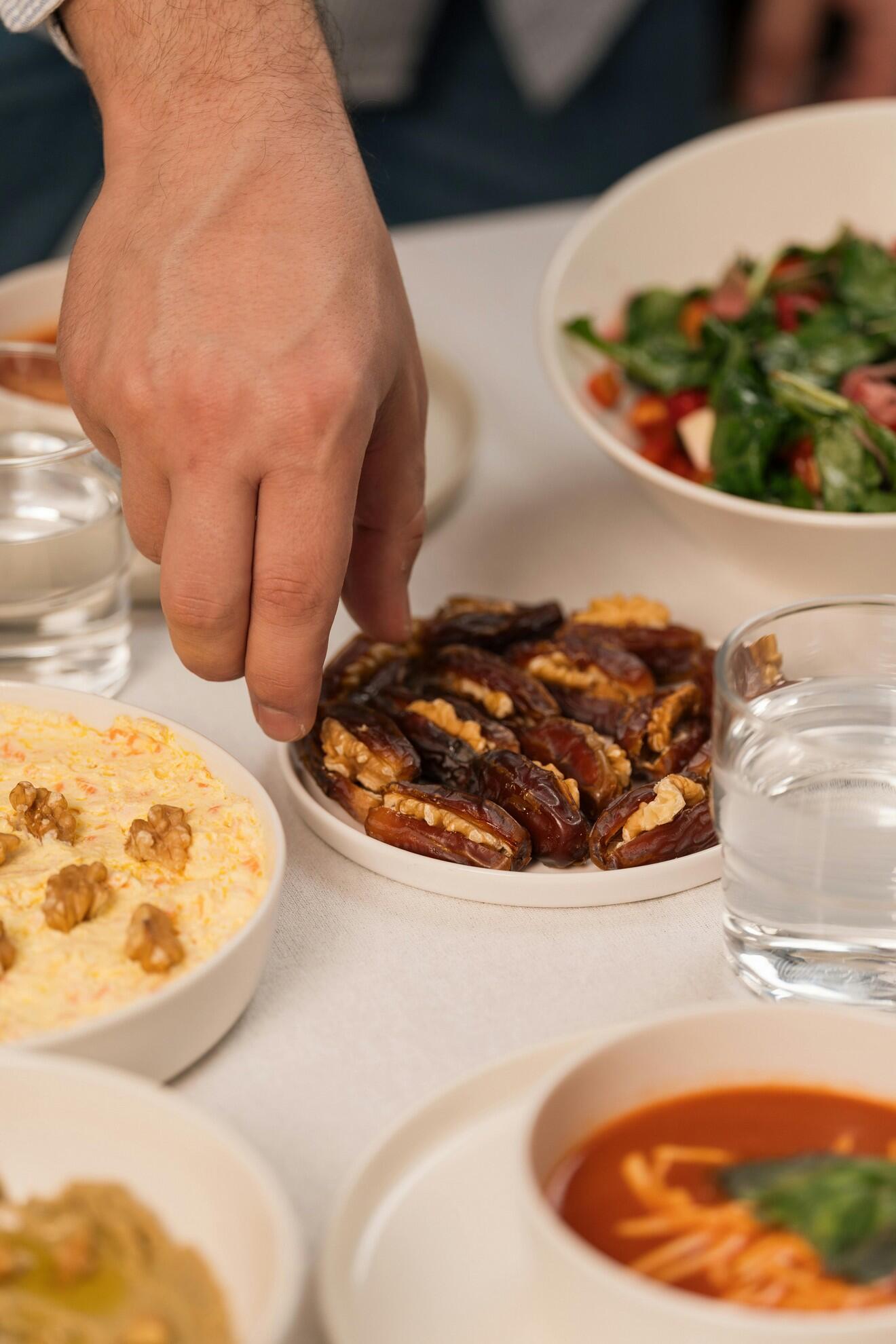 Une personne en train de rompre le jeûne pendant le Ramadan.