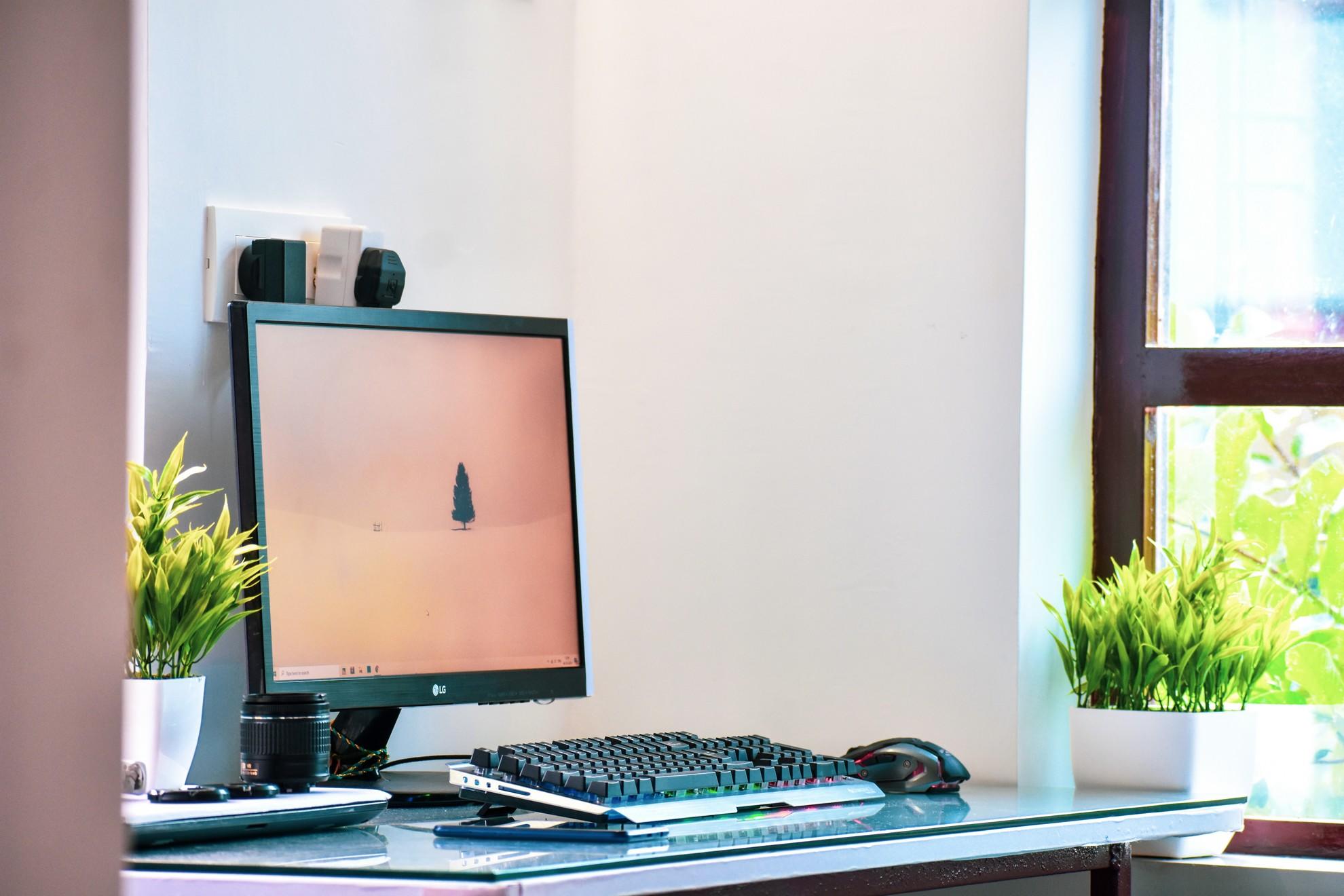 Un ordinateur dans un bureau.