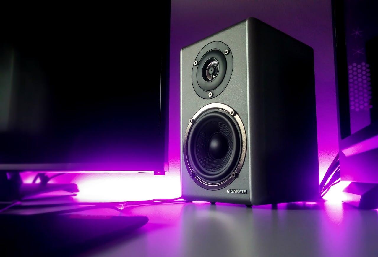 Une enceinte de marque Gigabyte reliée à un ordinateur. 