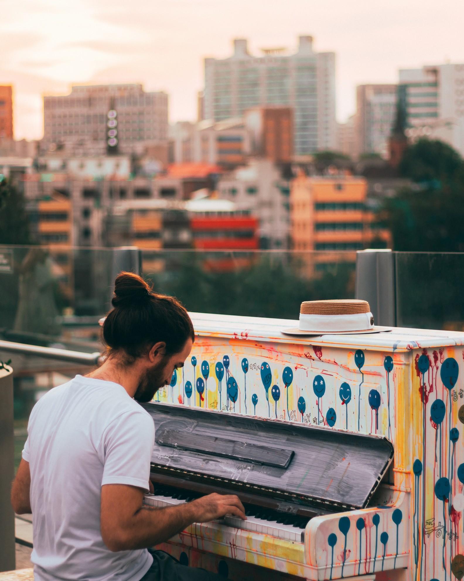 Un homme jouant du piano dans la rue.