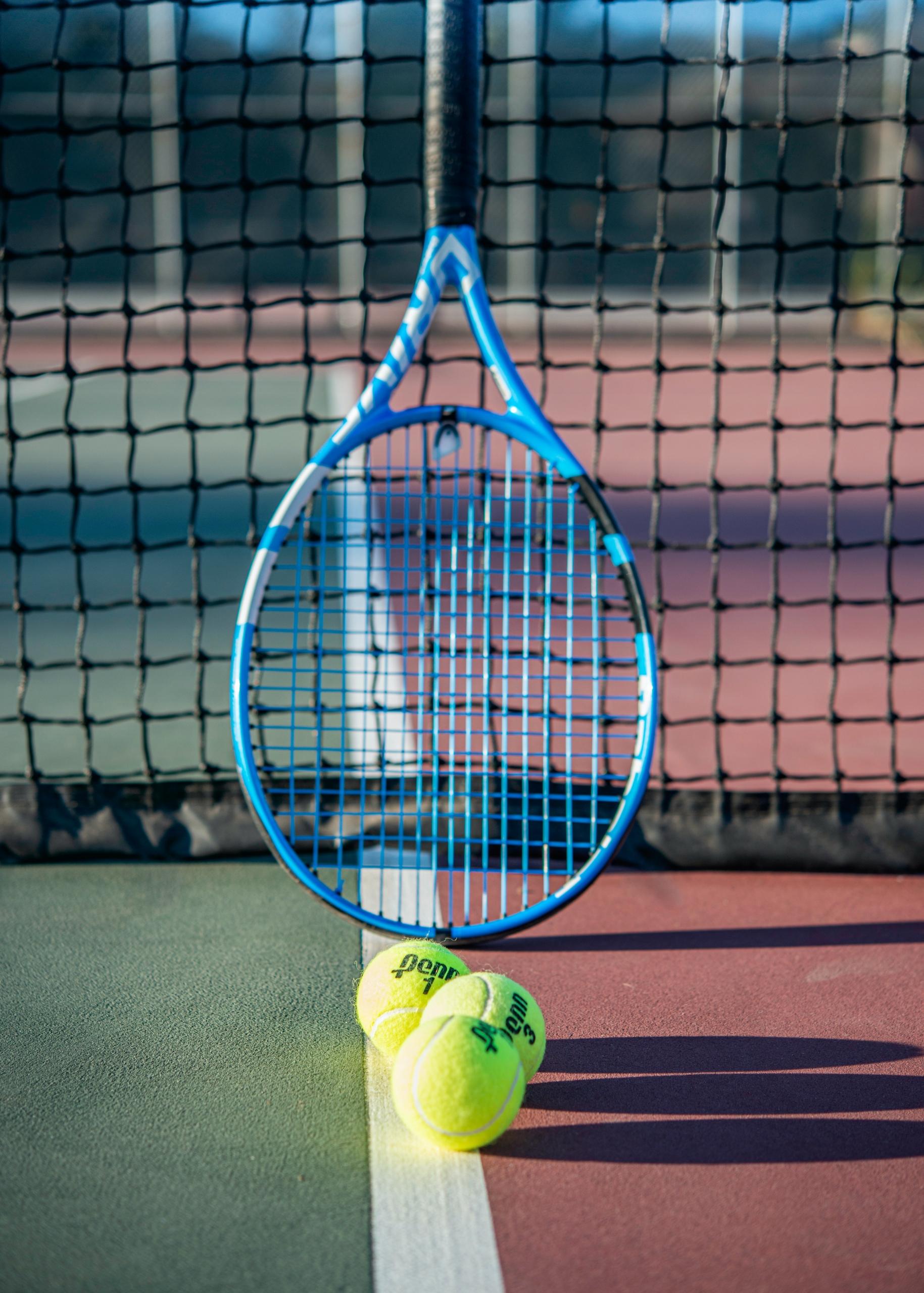 Une raquette et des balles de tennis.