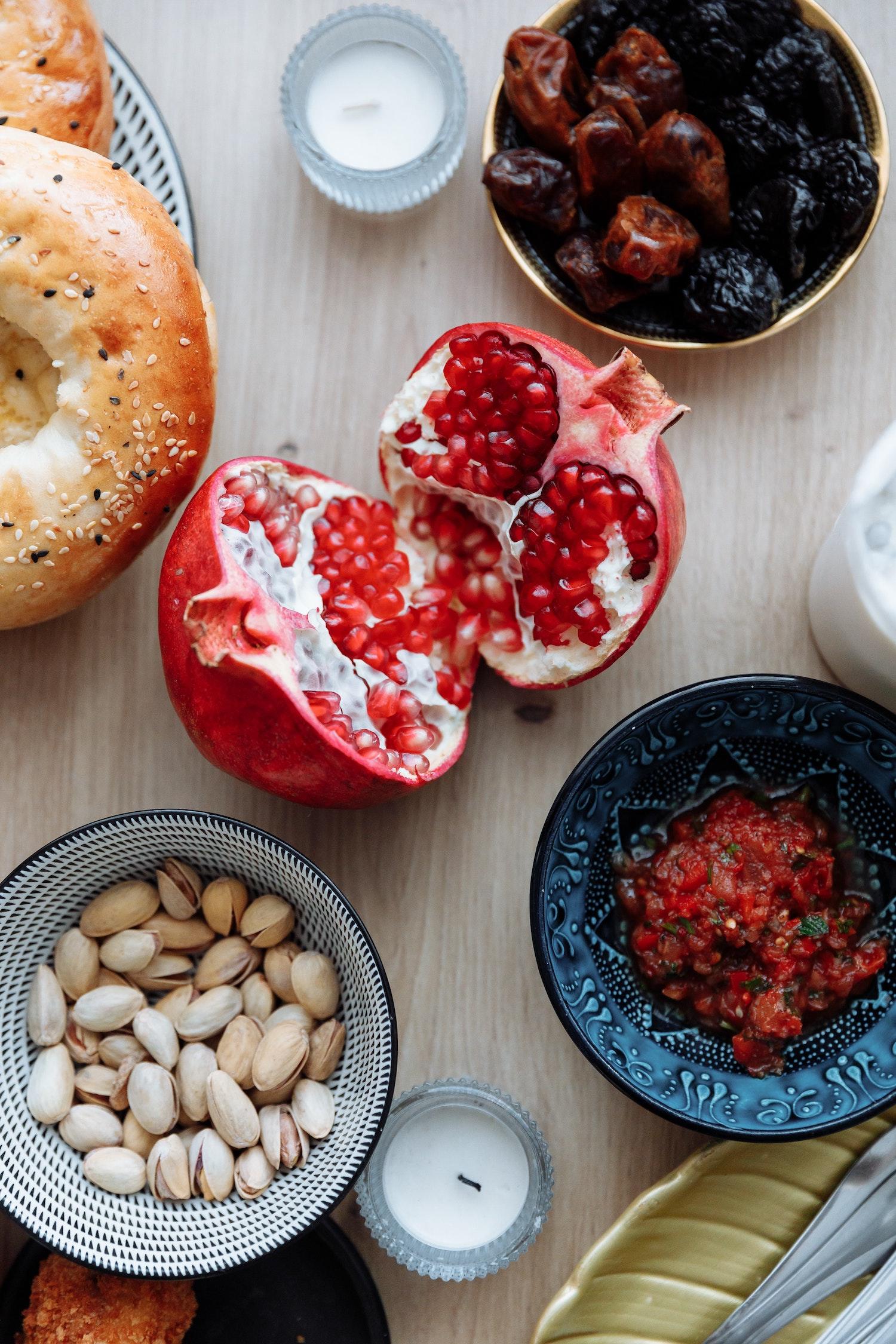 Plusieurs aliments sont disposés sur une table.