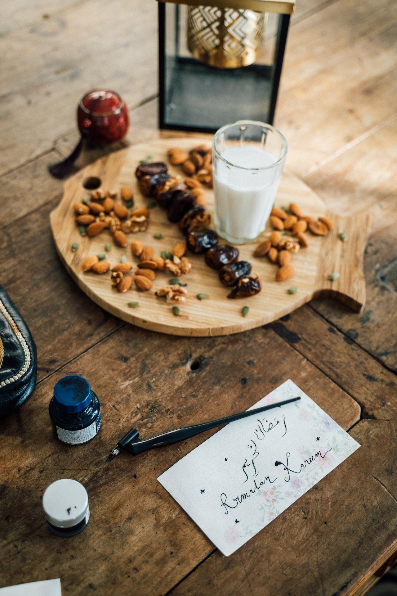 Un plateau avec des dattes et du lait pour rompre le jeûne pendant le Ramadan.