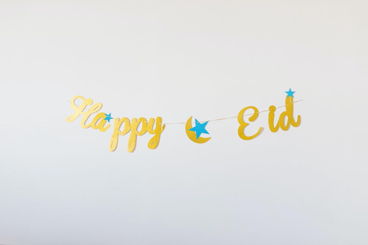 Guirlande Happy Eid posée sur un fond blanc.