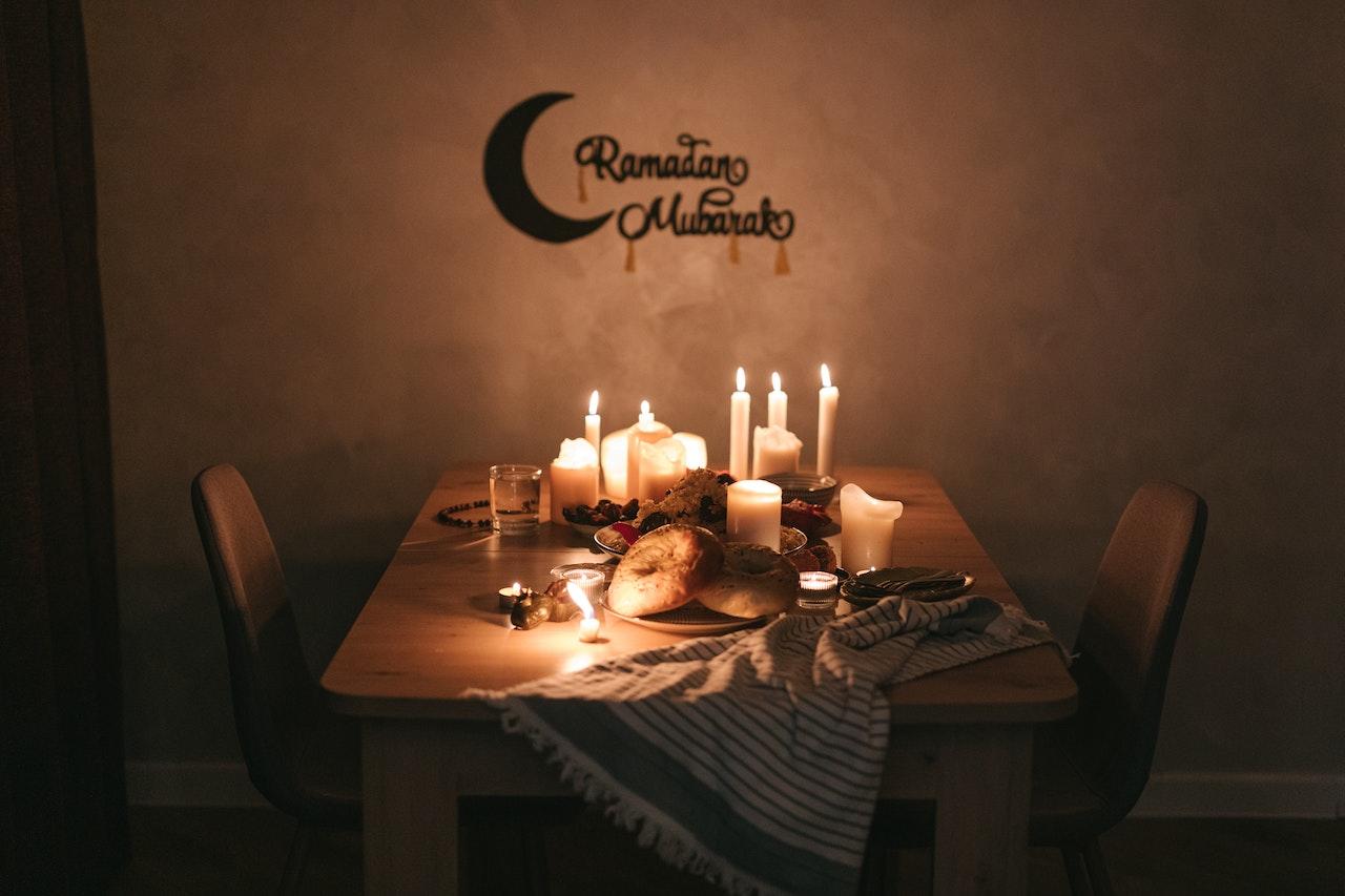 Table dressée avec Ramadan Mubarak écrit sur le mur.