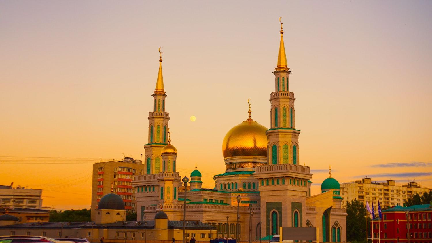 Une mosquée au coucher du soleil.