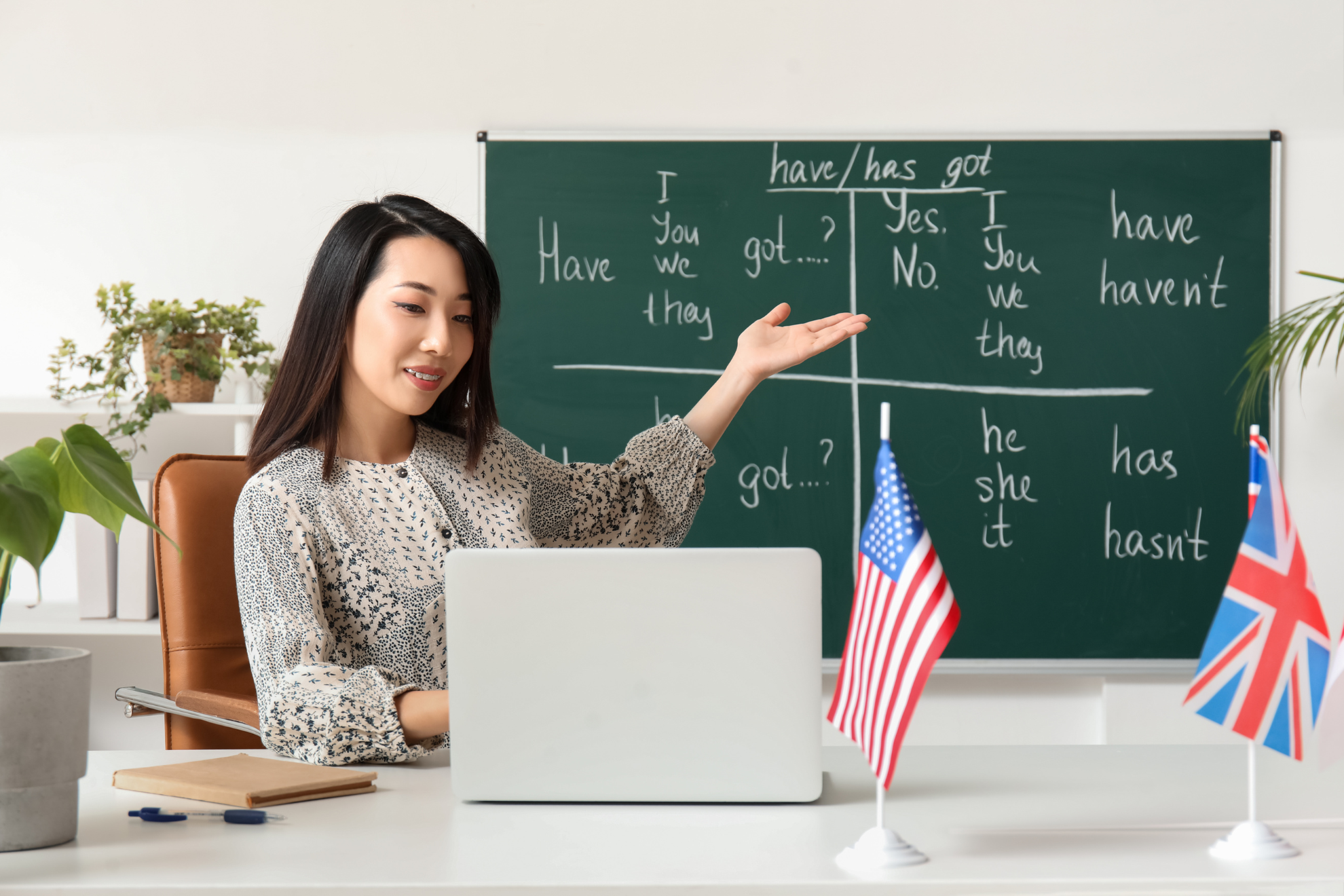 Une personne en train de donner un cours en ligne.