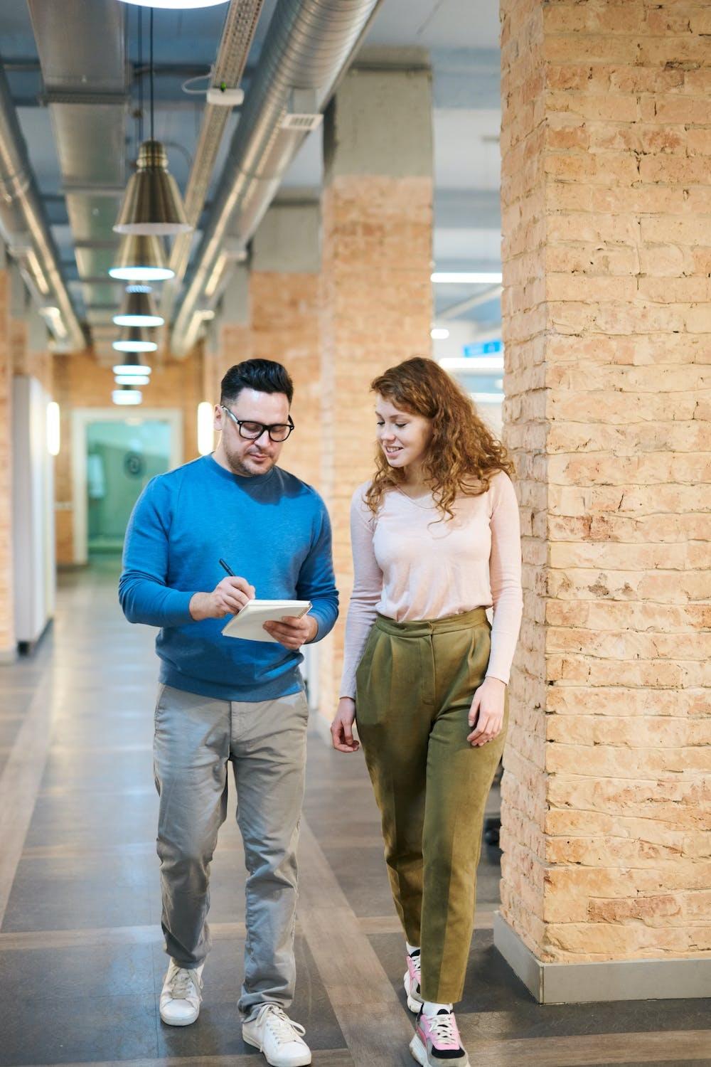 Une étudiante discute avec un comptable professionnel.