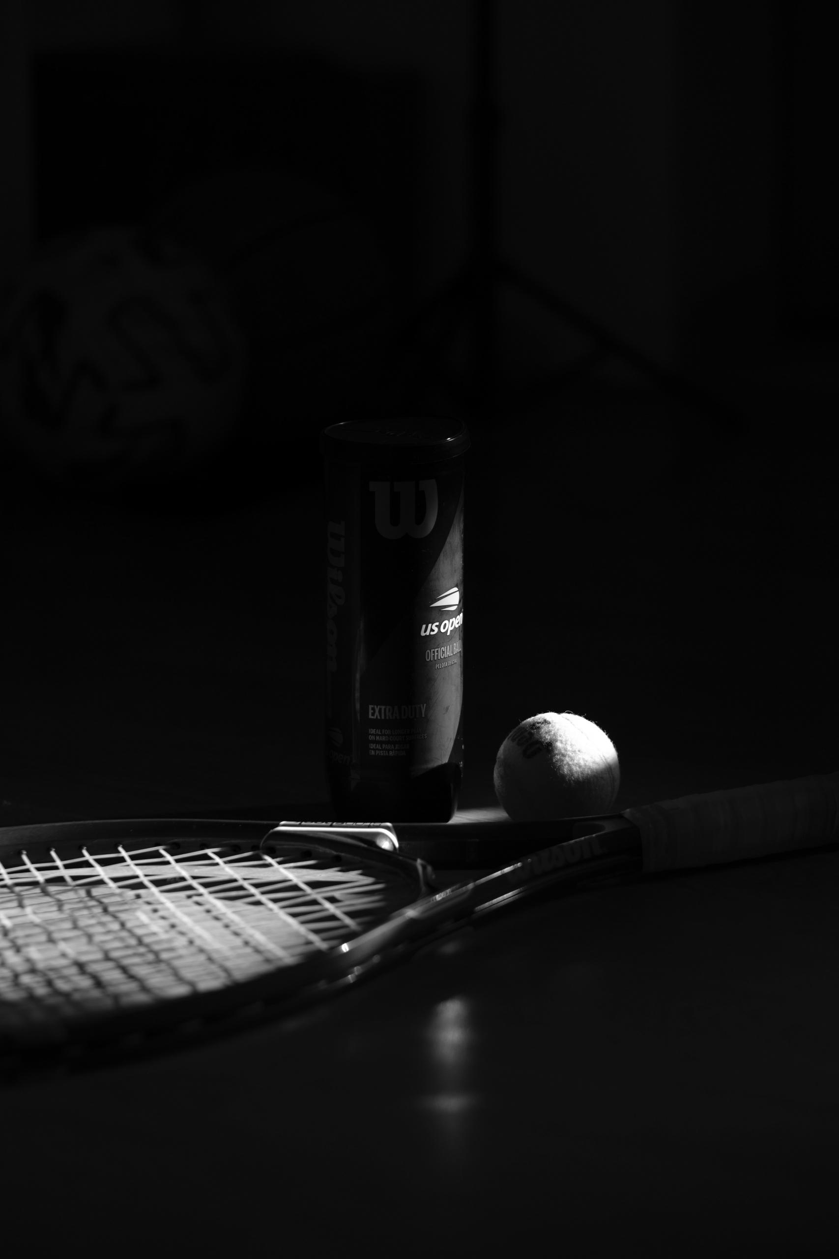 Une raquette et une balle de tennis, pour regarder l'US Open.