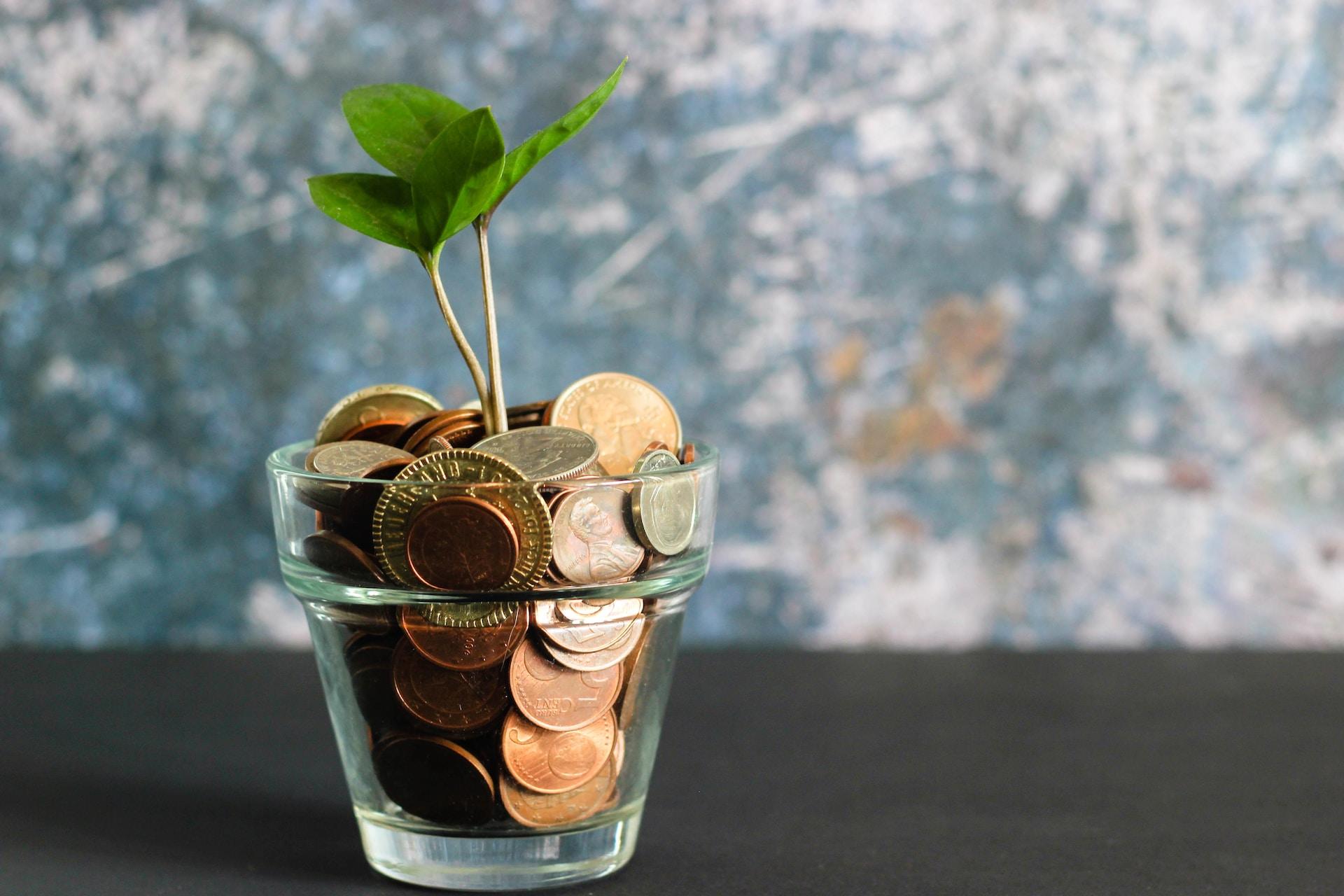 verre avec des pièces de monnaie