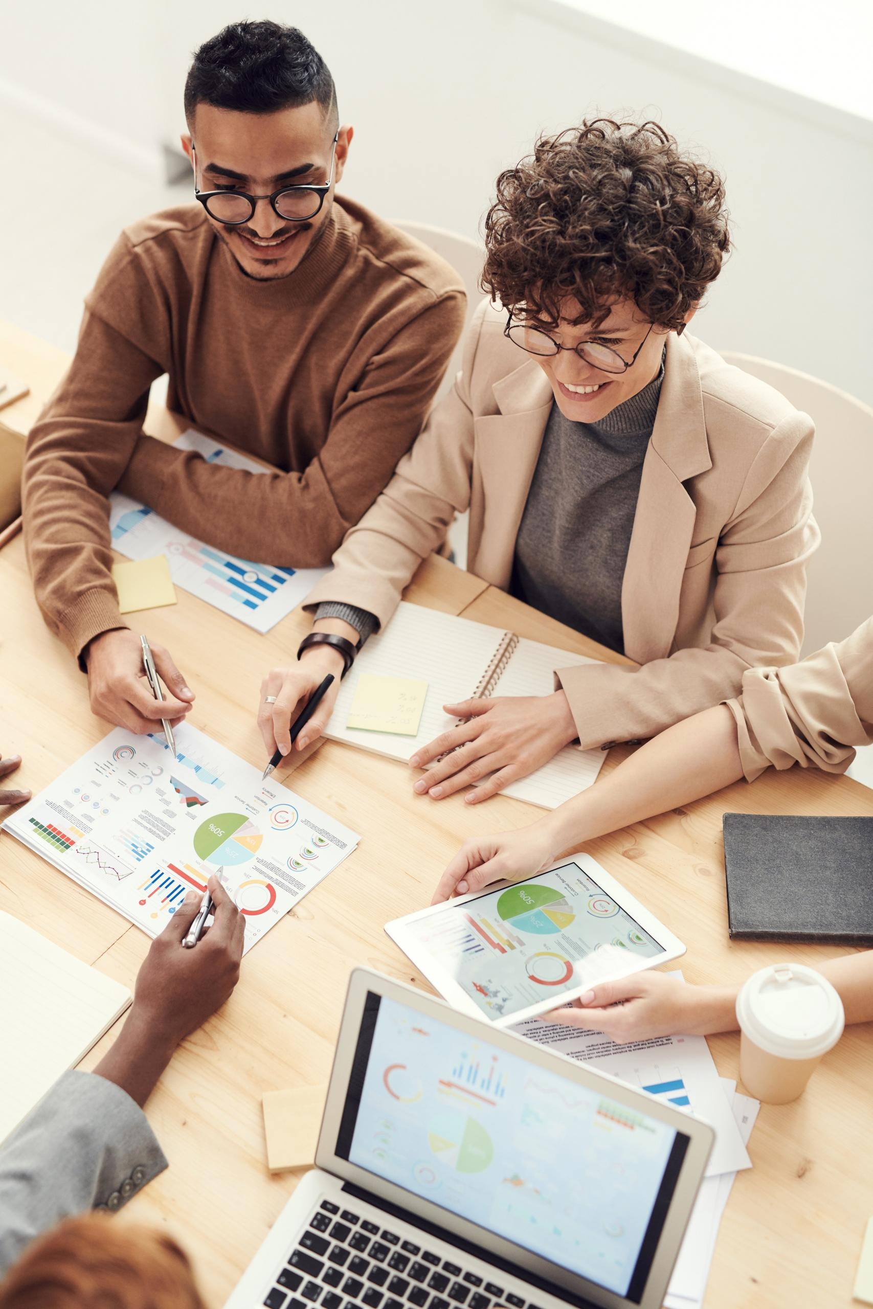 Plusieurs personnes autour d'une table faisant leurs comptes