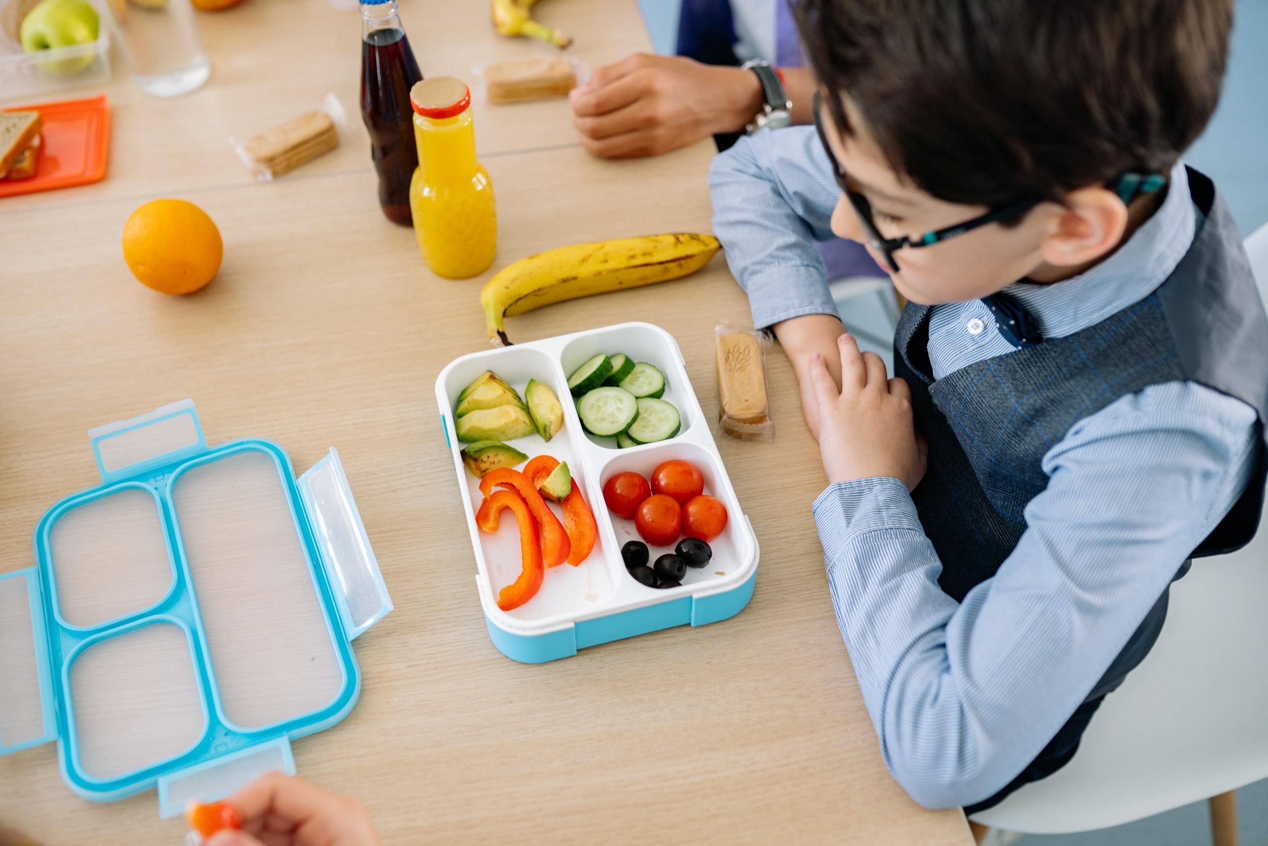 enfant qui mange à la cantine