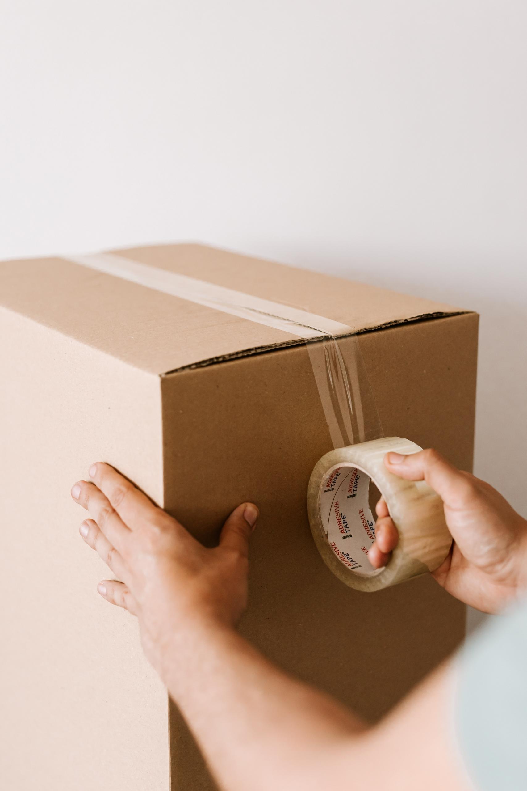 Quelqu'un faisant un carton