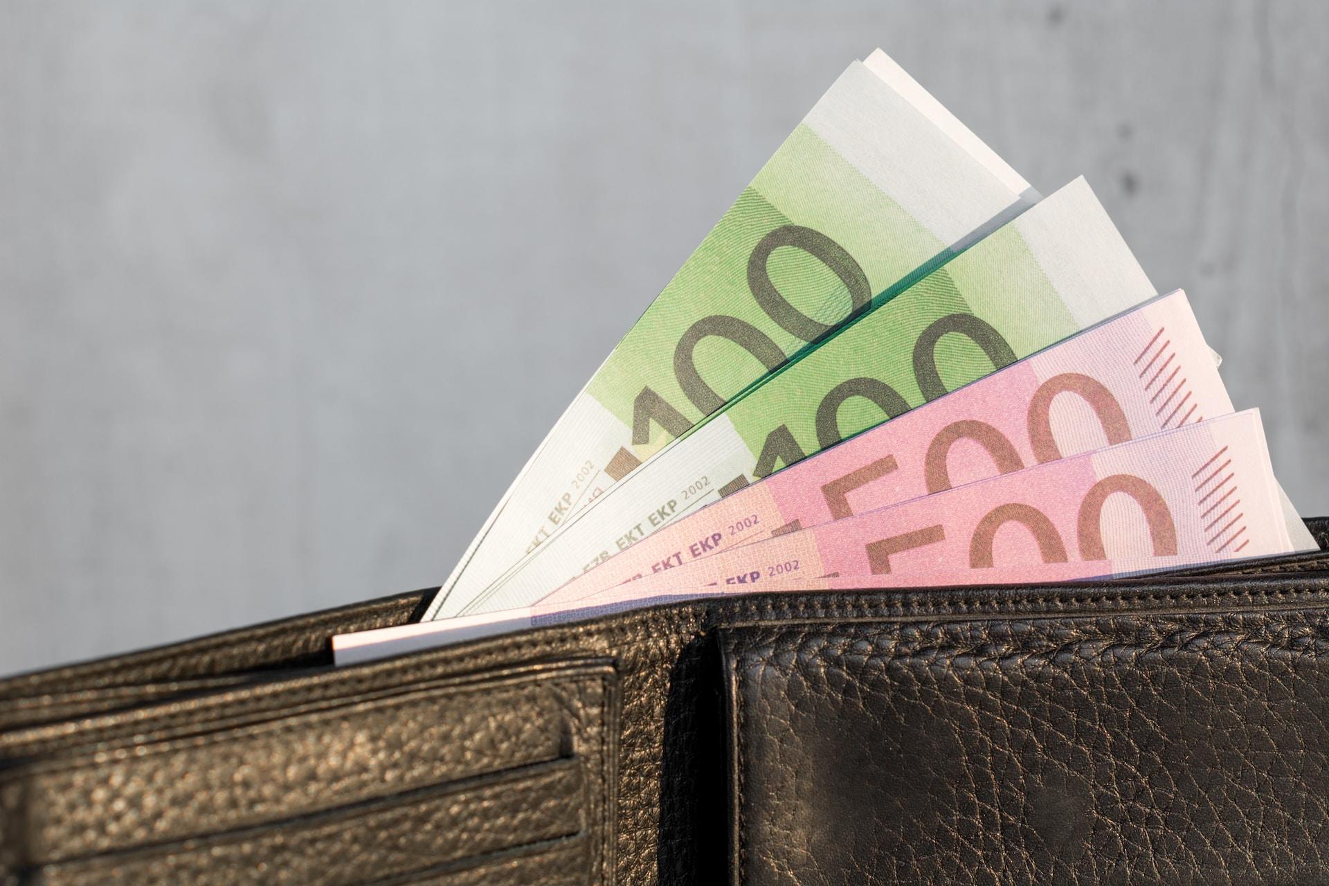 portefeuille avec des billets de 50 et 100 euros