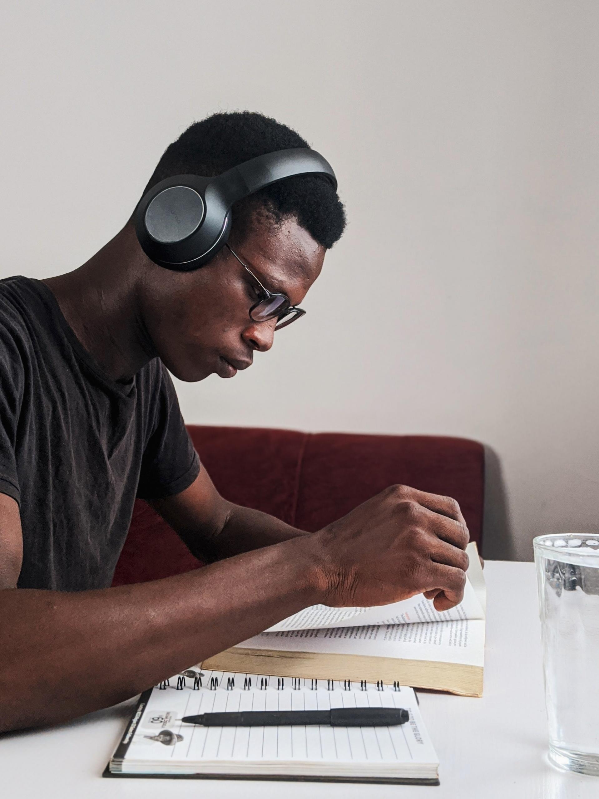 étudiant concentré pour étudier ses cours sur cahier