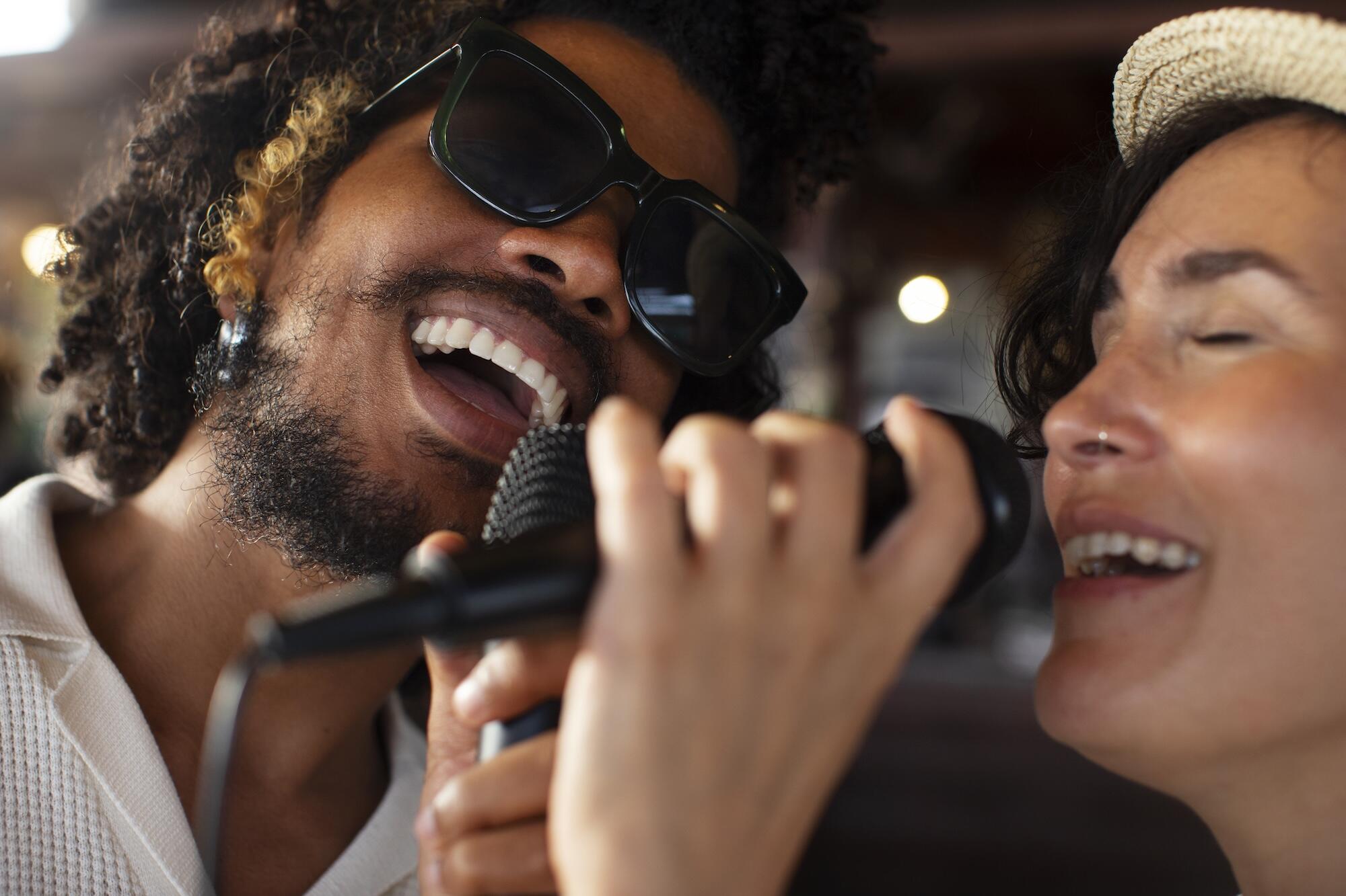 Deux chanteurs sont en train de chanter au micro