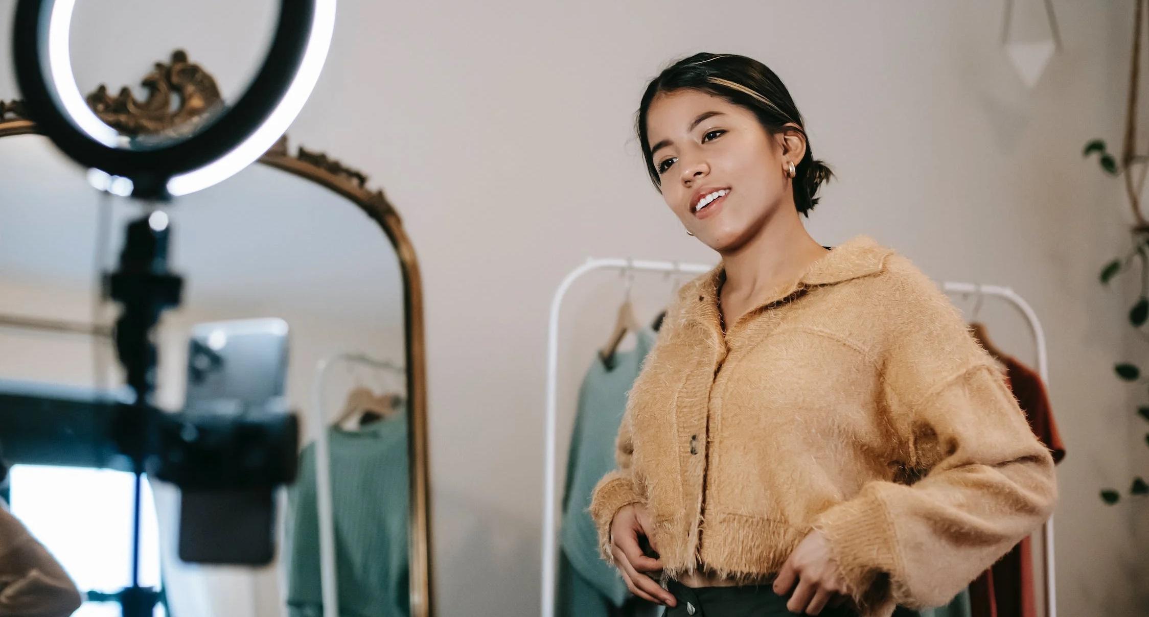 Une femme réalise du contenu vidéo pour les réseaux sociaux.