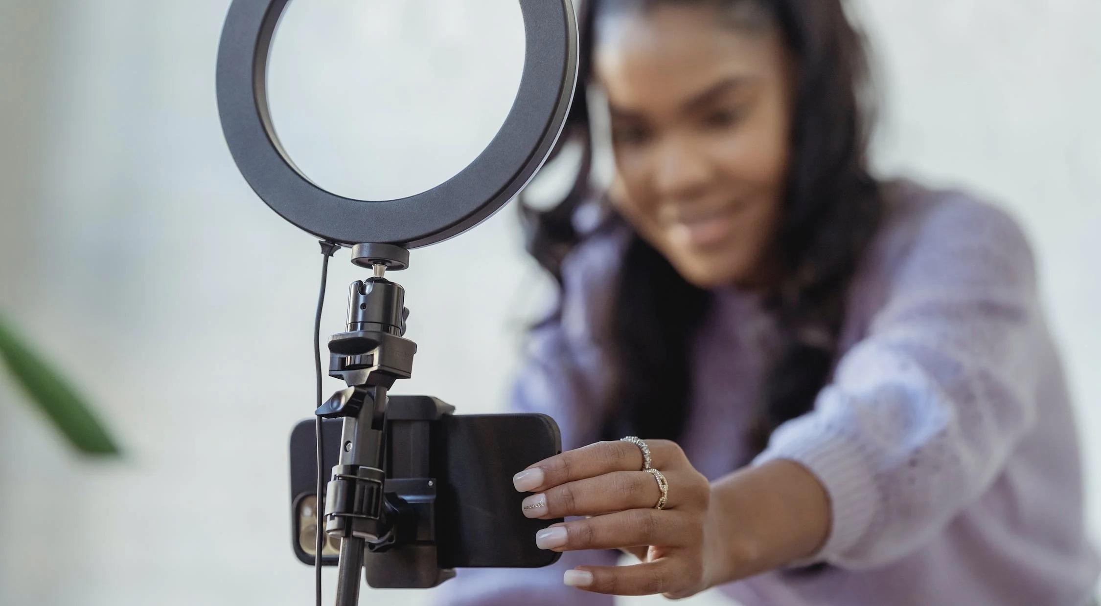 Une influenceuse prépare son matériel de tournage.