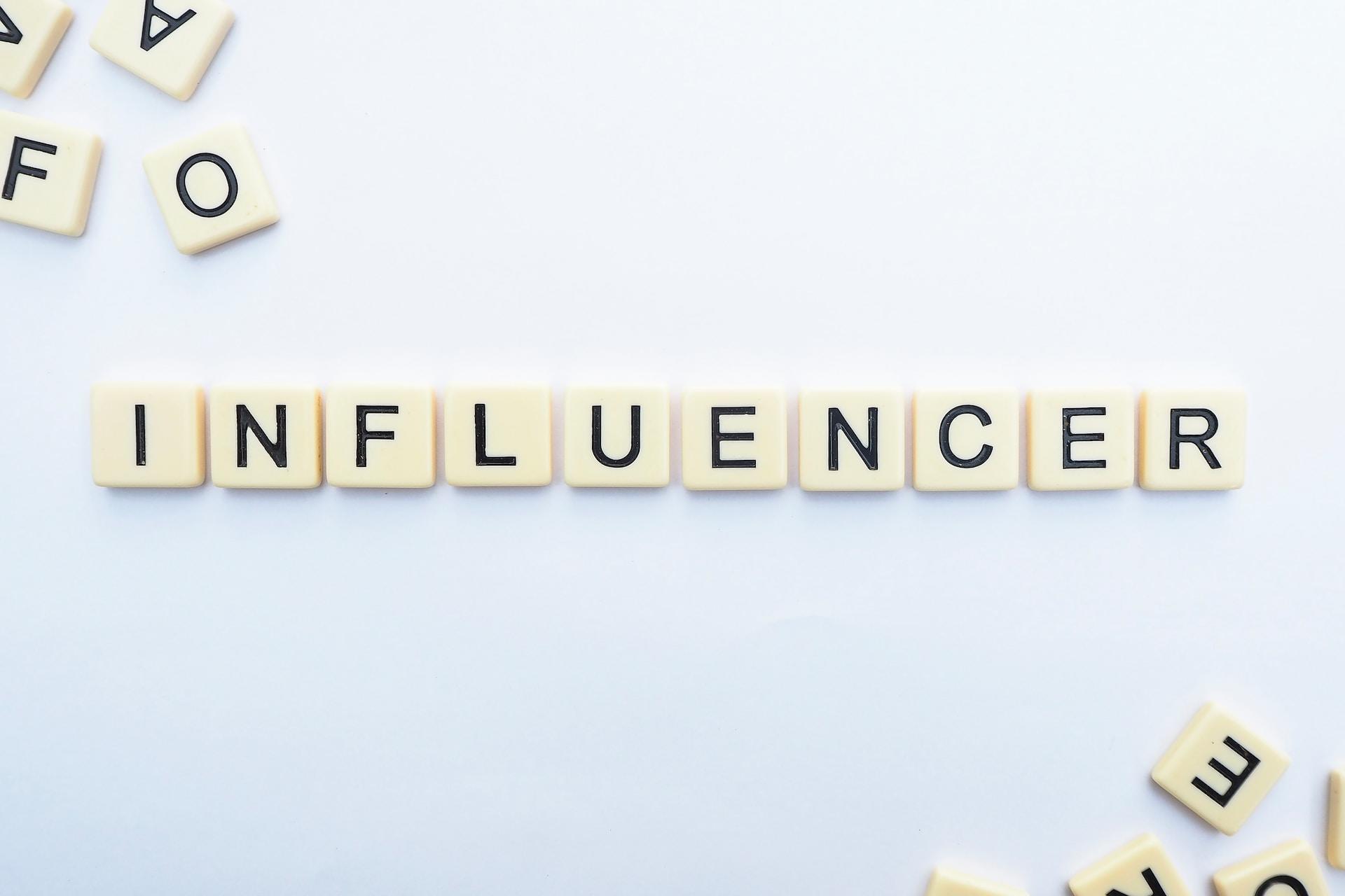 mot influenceur avec des carrés de Scrabble 