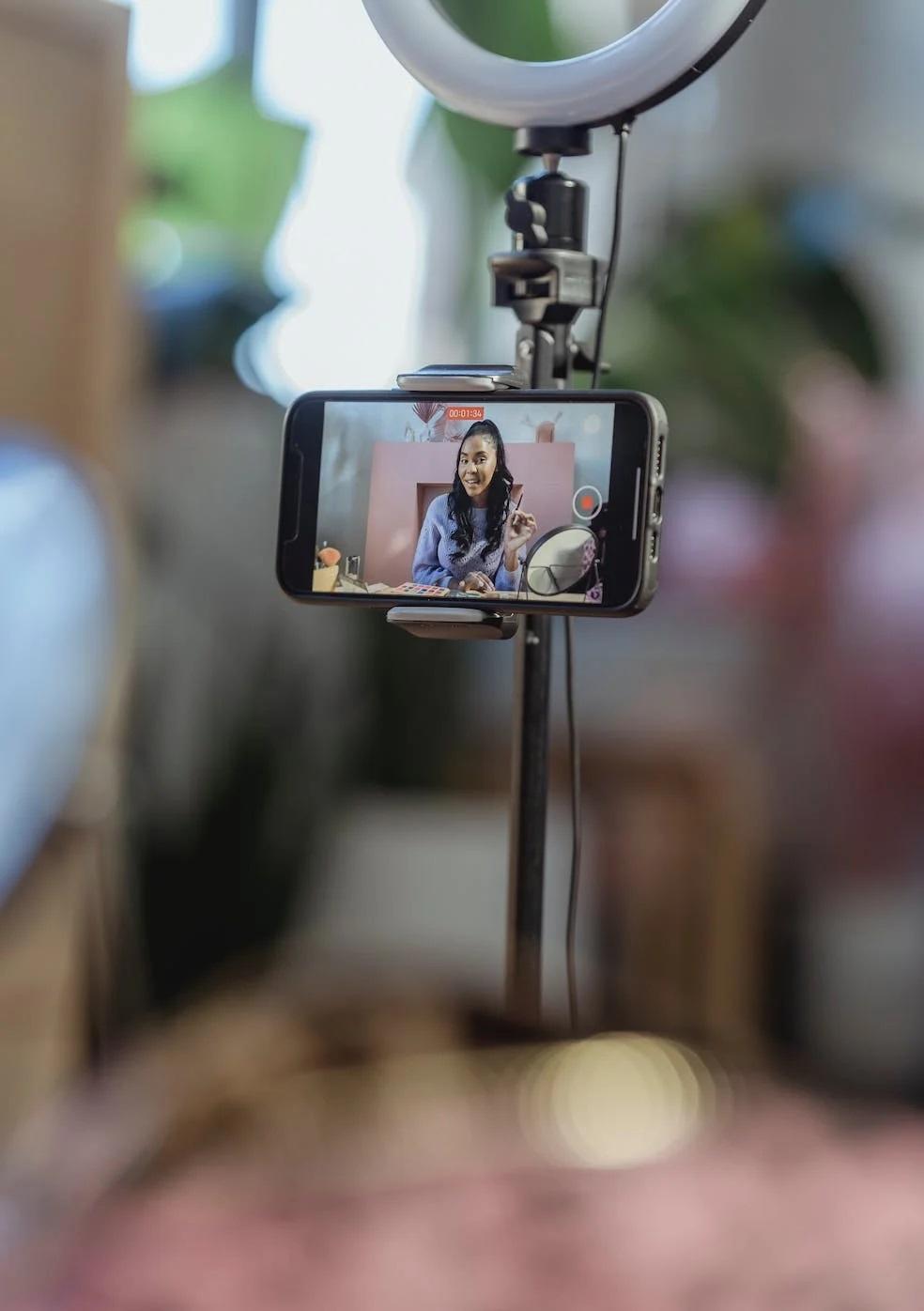 Une influenceuse se filme pour les réseaux sociaux.