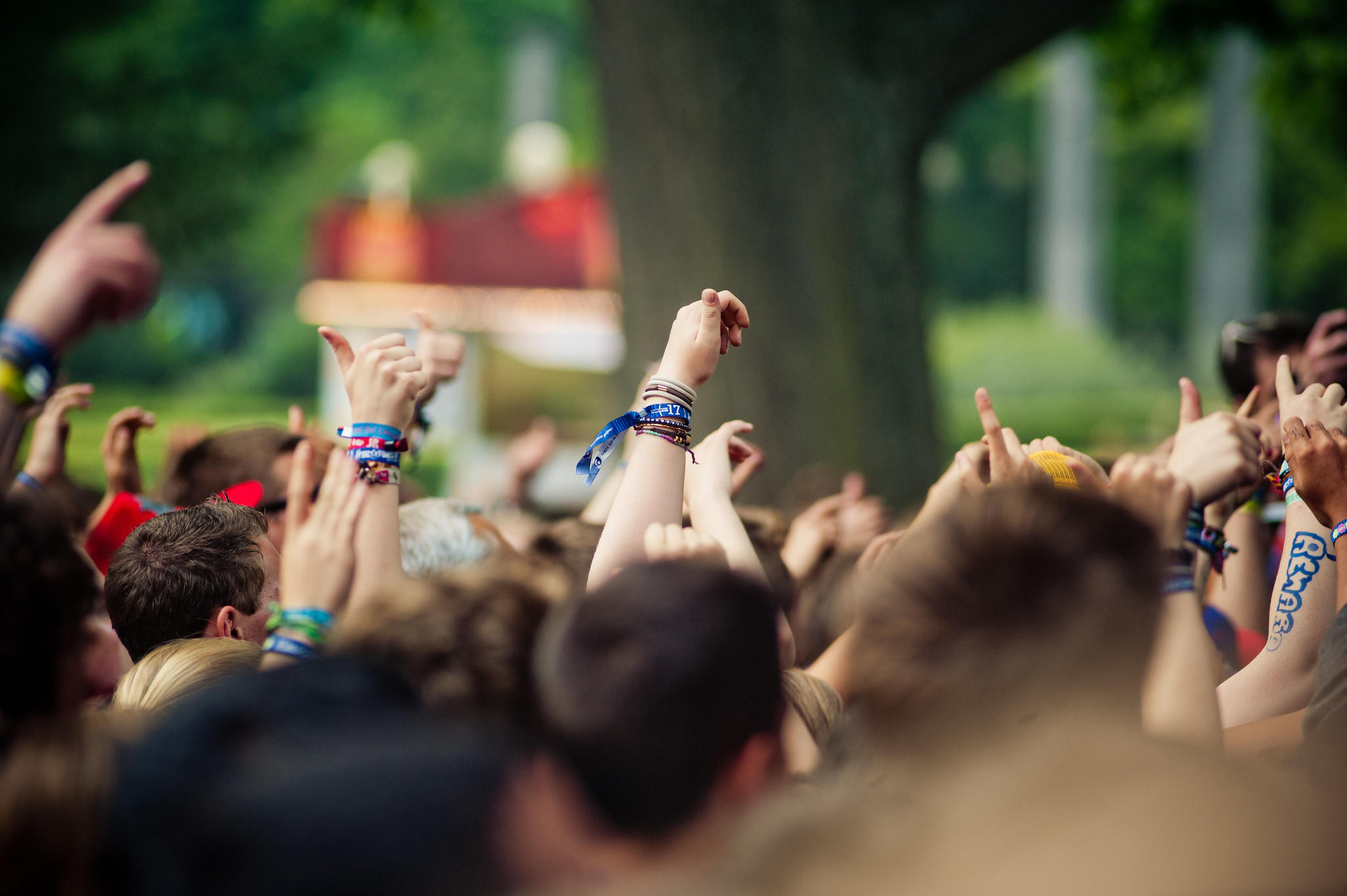 Des mains dans le public des Francofolies de la Rochelle.