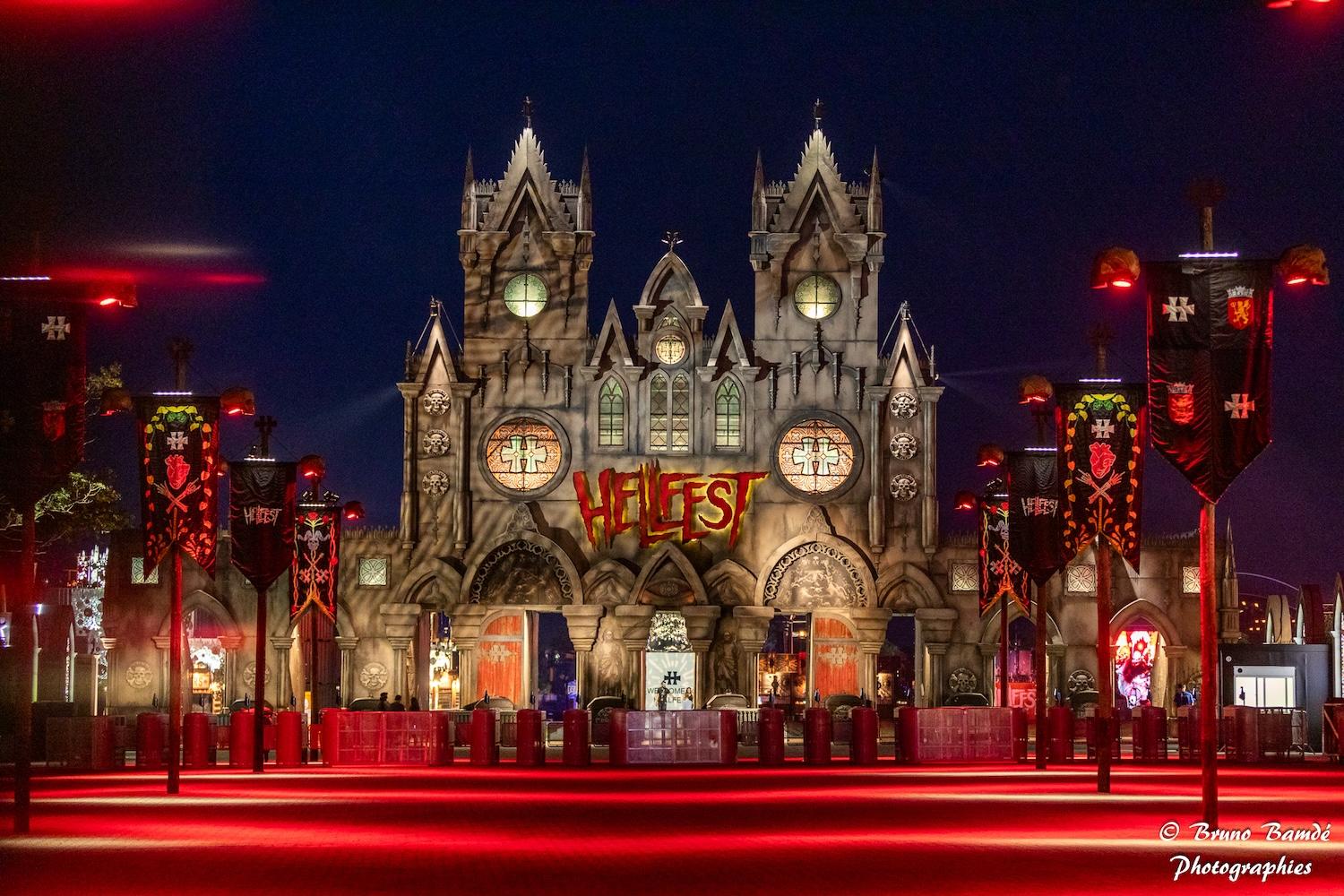 L'entrée du site du Hellfest la nuit.