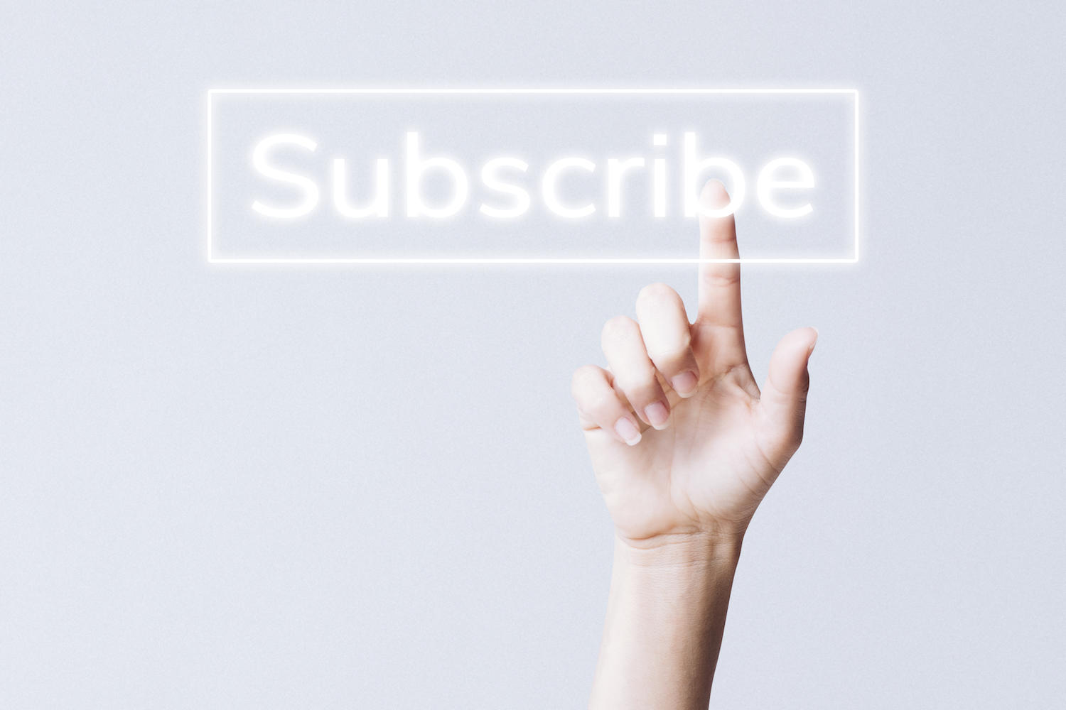 Une main clique sur un bouton Subscribe encadré.