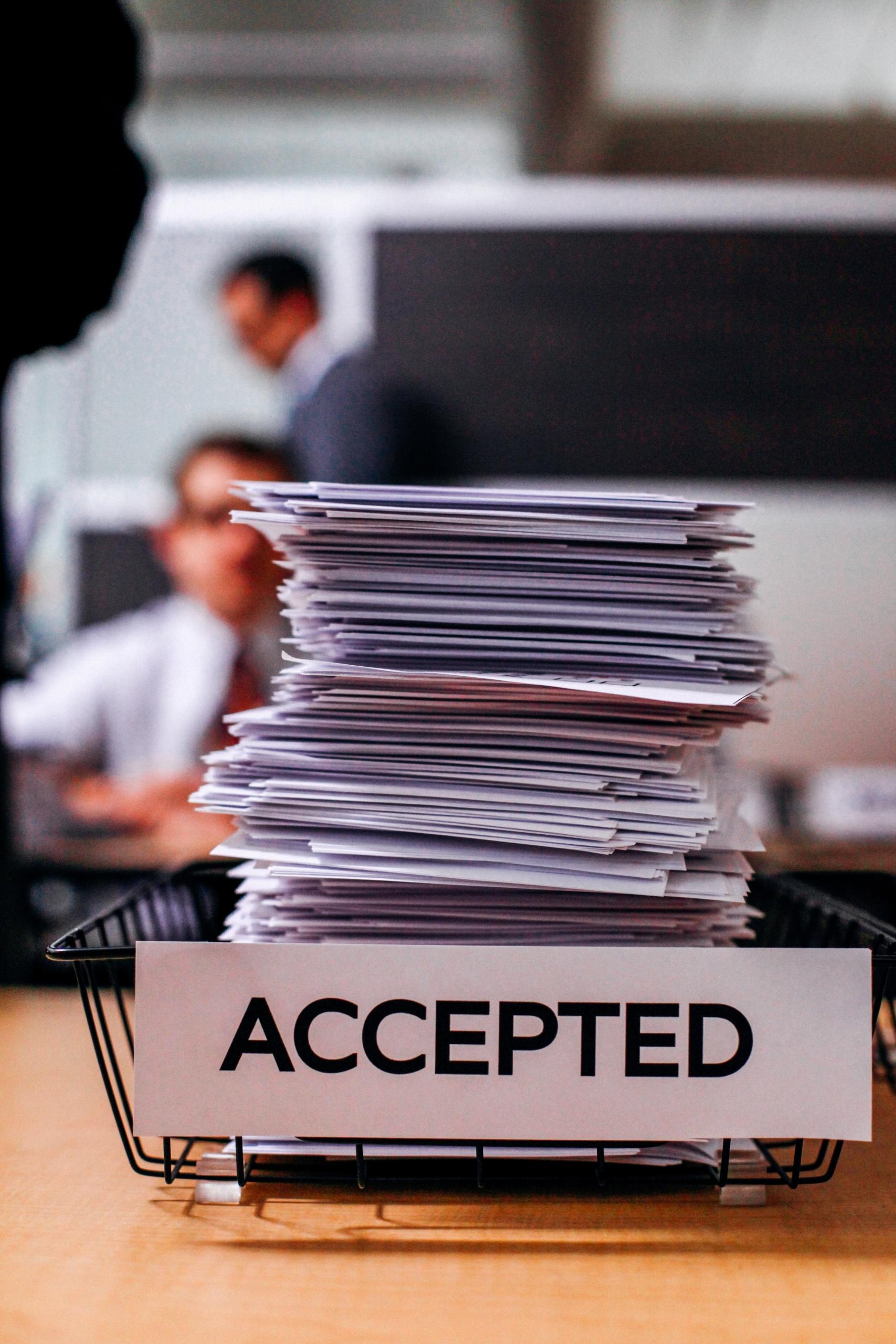 une pile de document portant l'inscription accepted