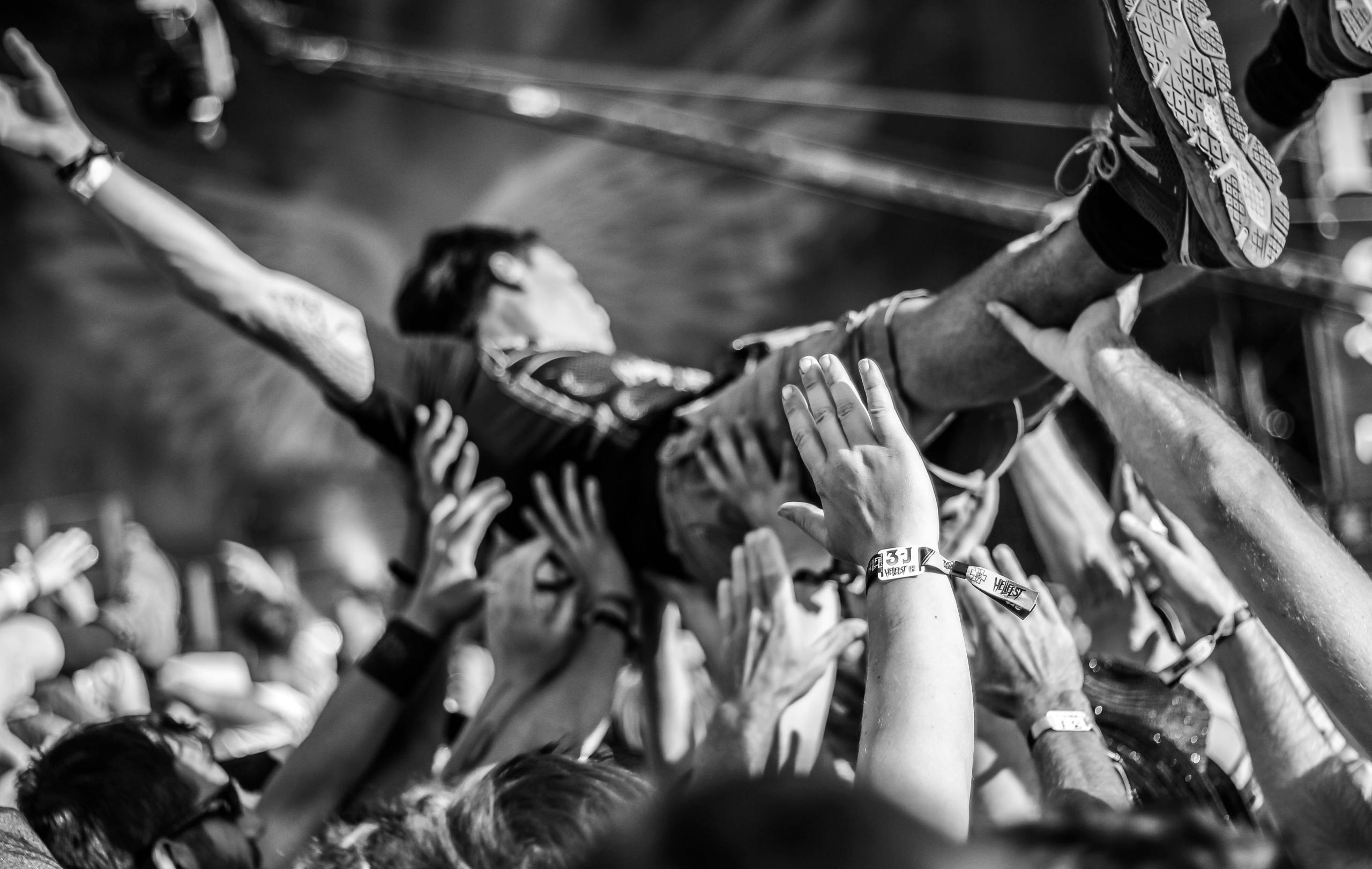 Une homme se fait porter par le public du festival.