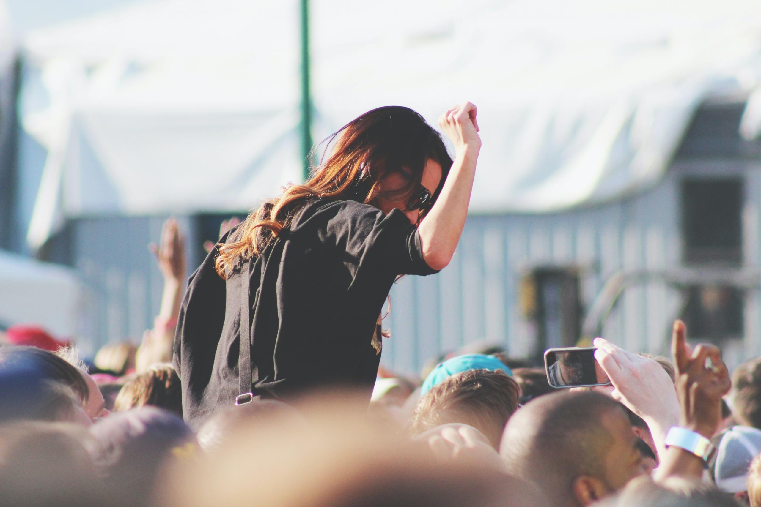 Dans le public, une festivalière profite des concerts.