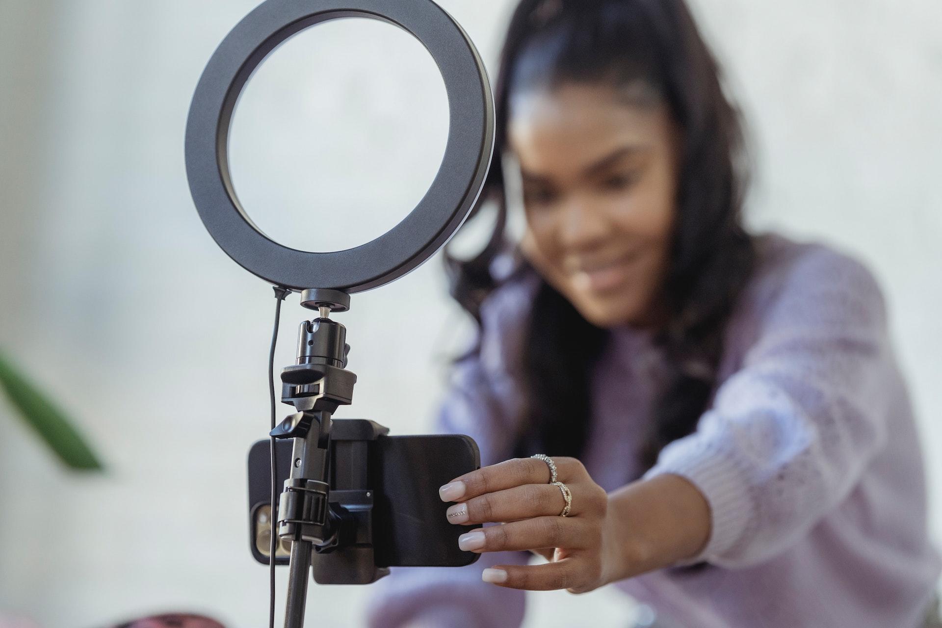 personne en train de préparer une vidéo avec des accessoires de lumière