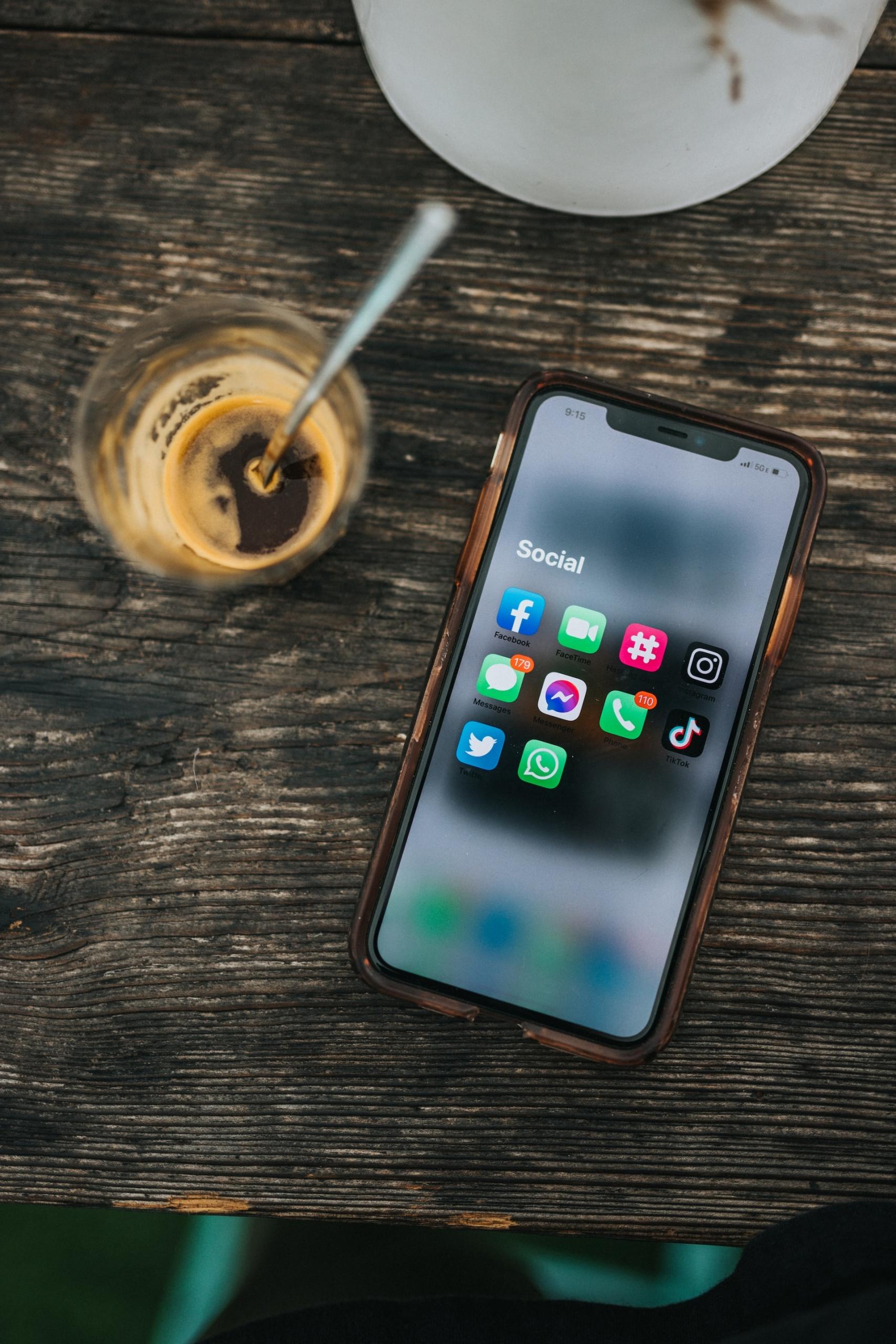 téléphone portable avec les applications traditionnelles des réseaux sociaux 