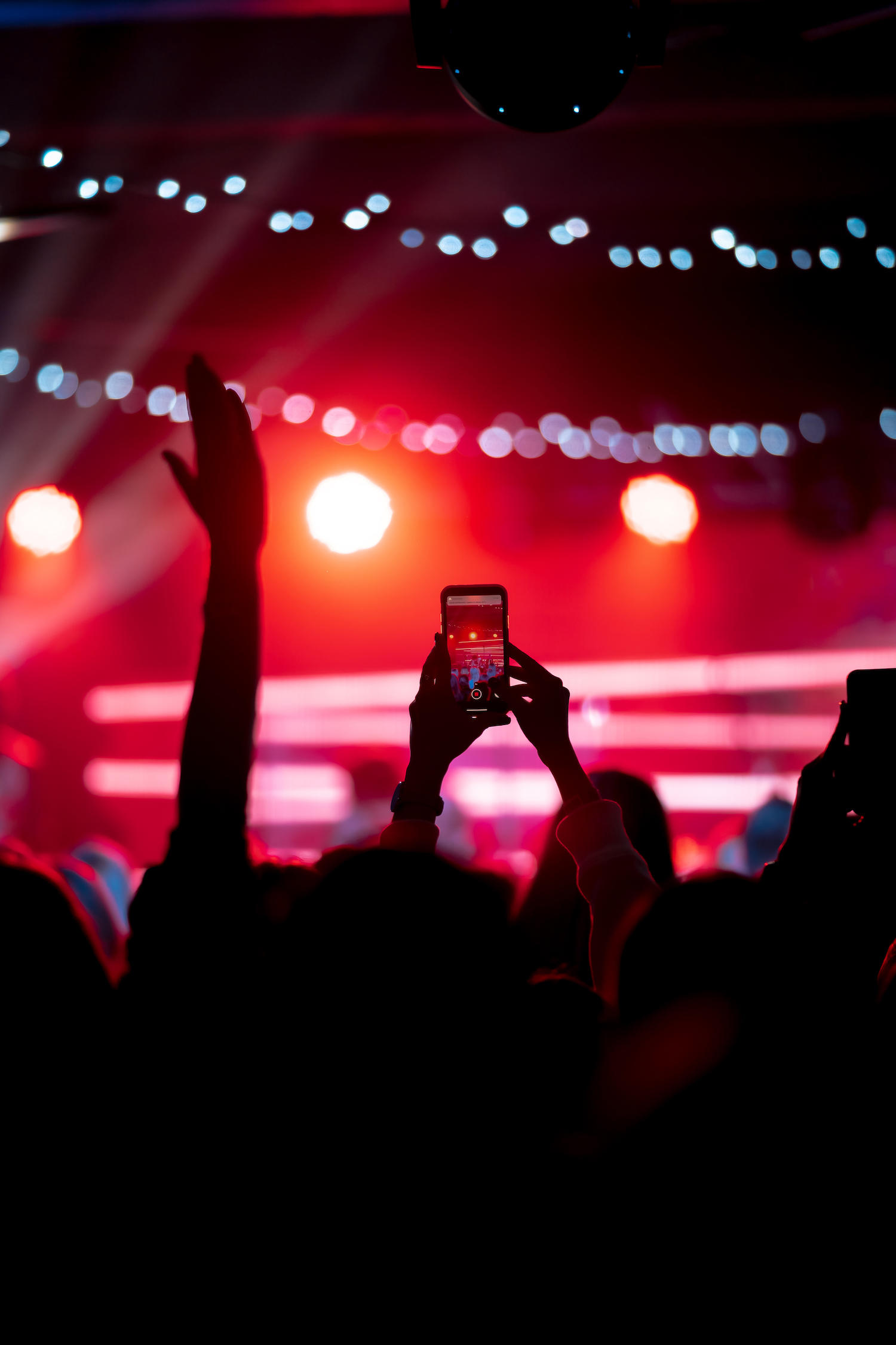 Enregistrement d'un concert via un un téléphone.