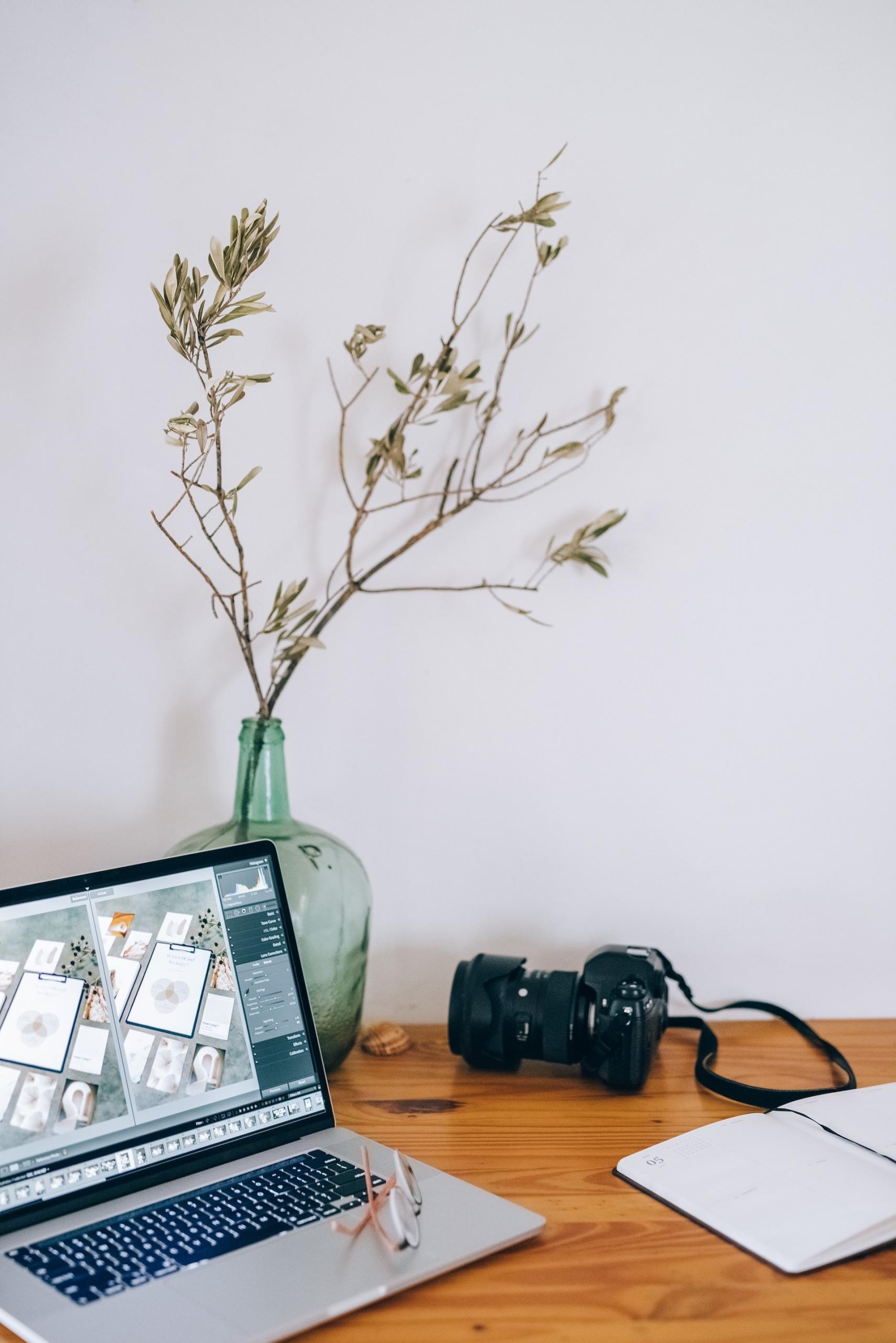 bureau ambiance zen avec un ordinateur portable et un appareil photo