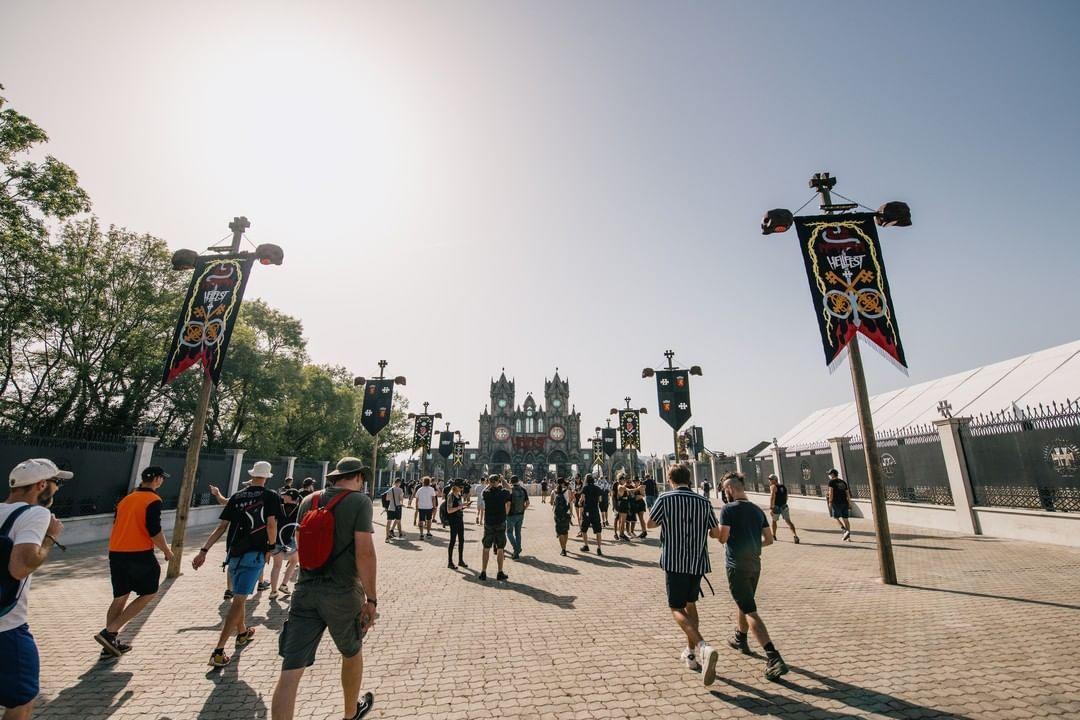Plusieurs festivaliers marchent vers l'entrée du Hellfest.