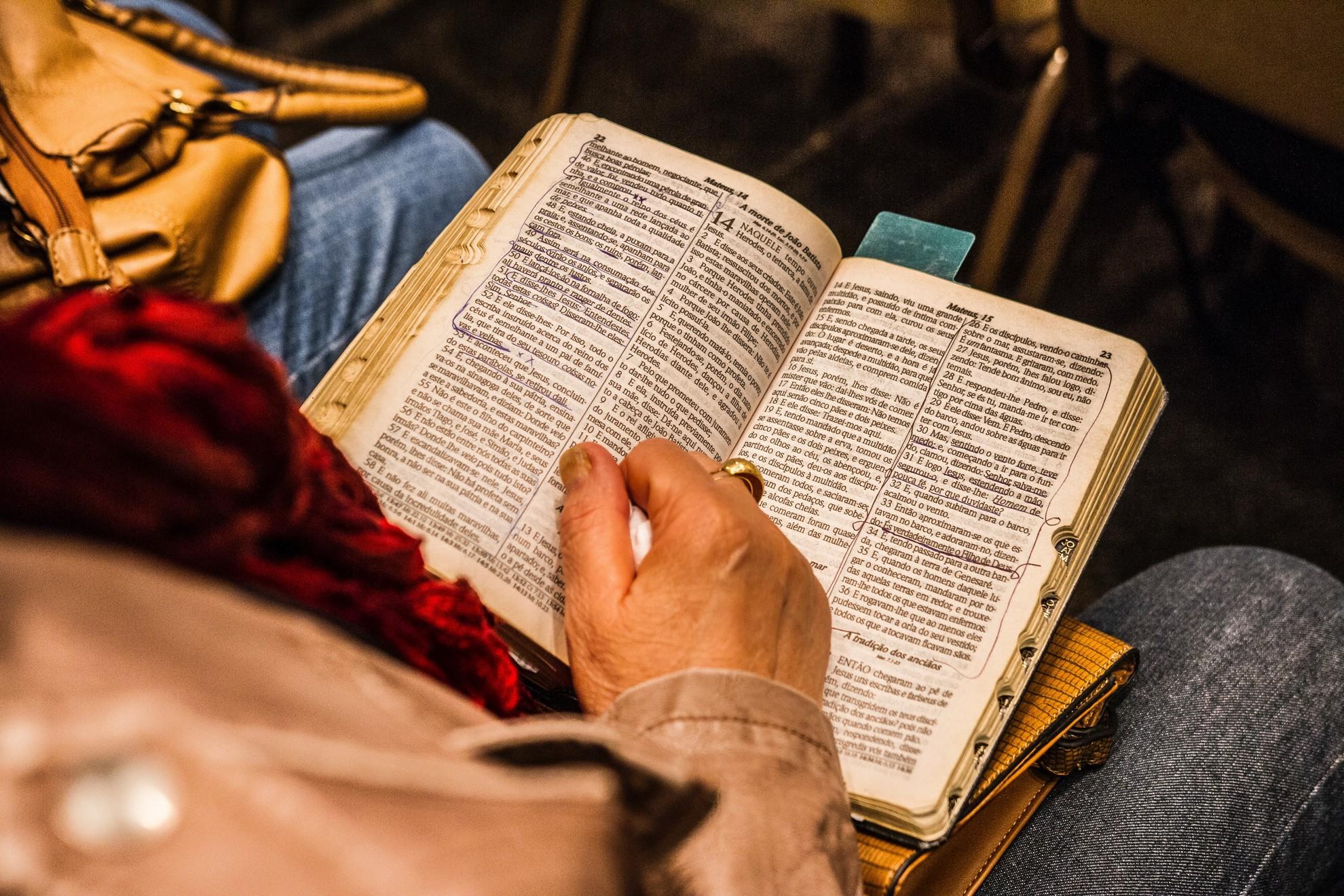 Une personne lisant la Bible.